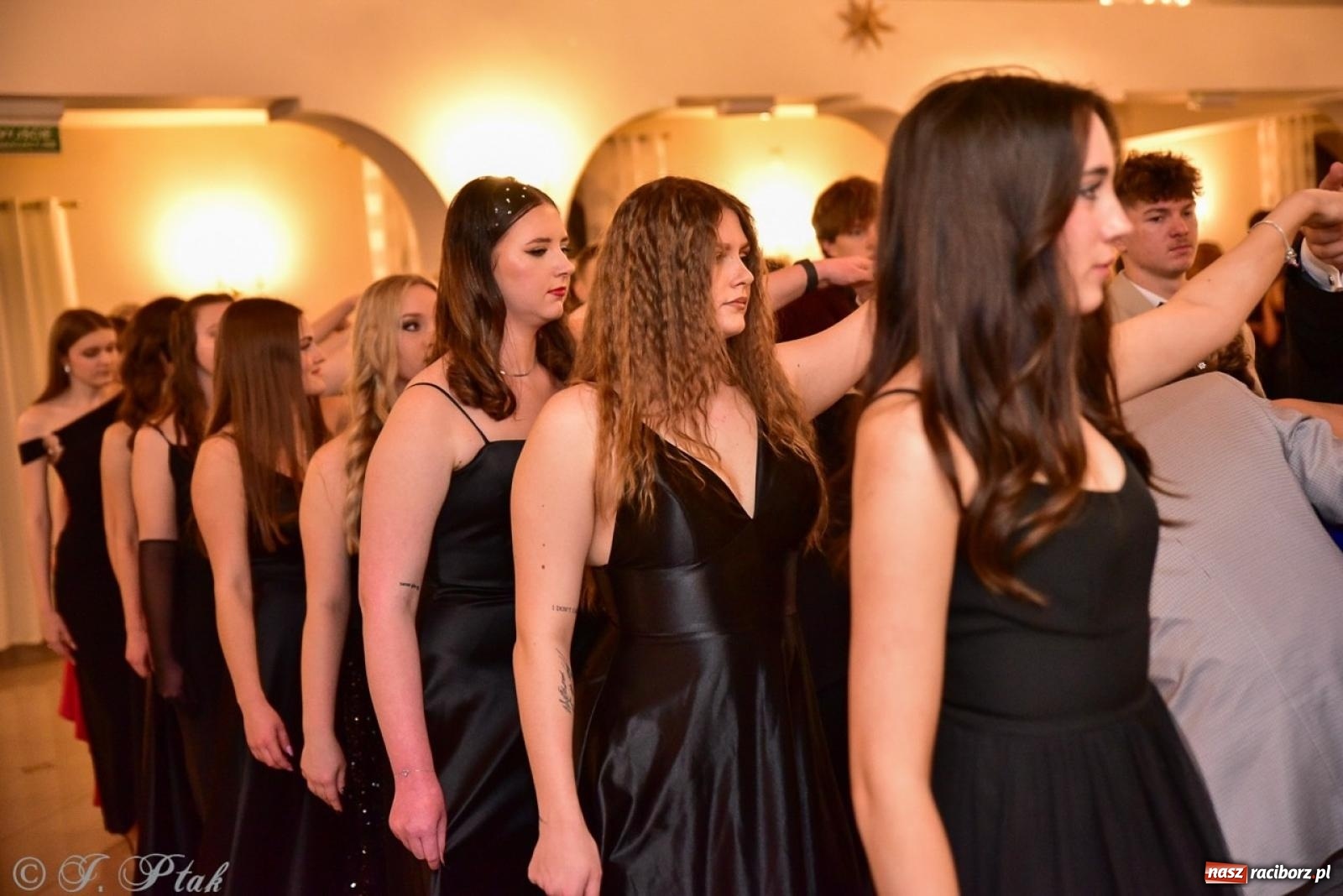 Zdjęcie w galerii na portalu naszraciborz.pl: Studniówka II LO w Raciborzu na bis: polonez, humor i tradycja [FOTO] wiadomości z regionu