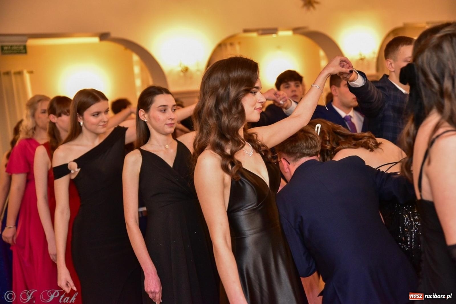 Zdjęcie w galerii na portalu naszraciborz.pl: Studniówka II LO w Raciborzu na bis: polonez, humor i tradycja [FOTO] wiadomości z regionu