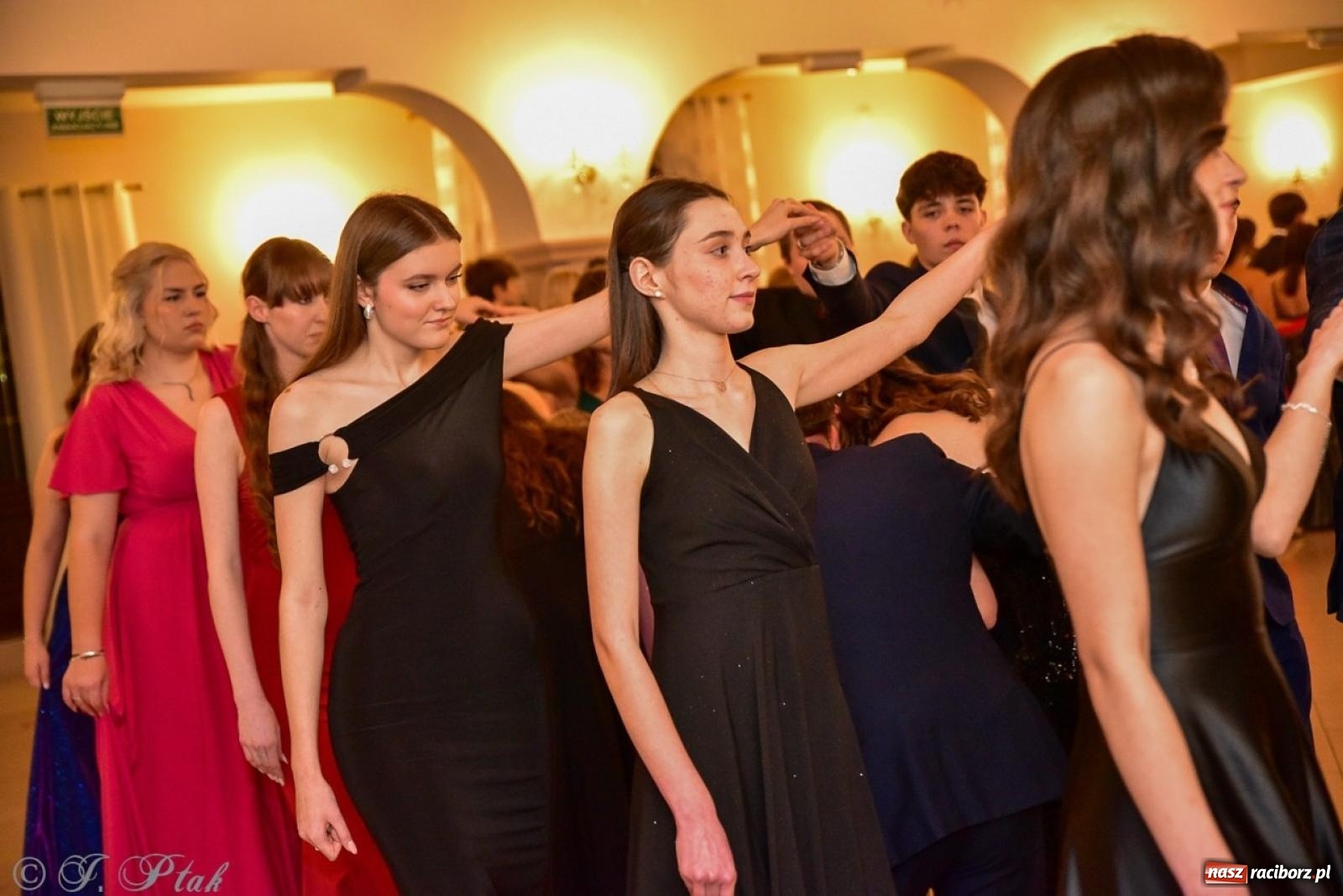 Zdjęcie w galerii na portalu naszraciborz.pl: Studniówka II LO w Raciborzu na bis: polonez, humor i tradycja [FOTO] wiadomości z regionu