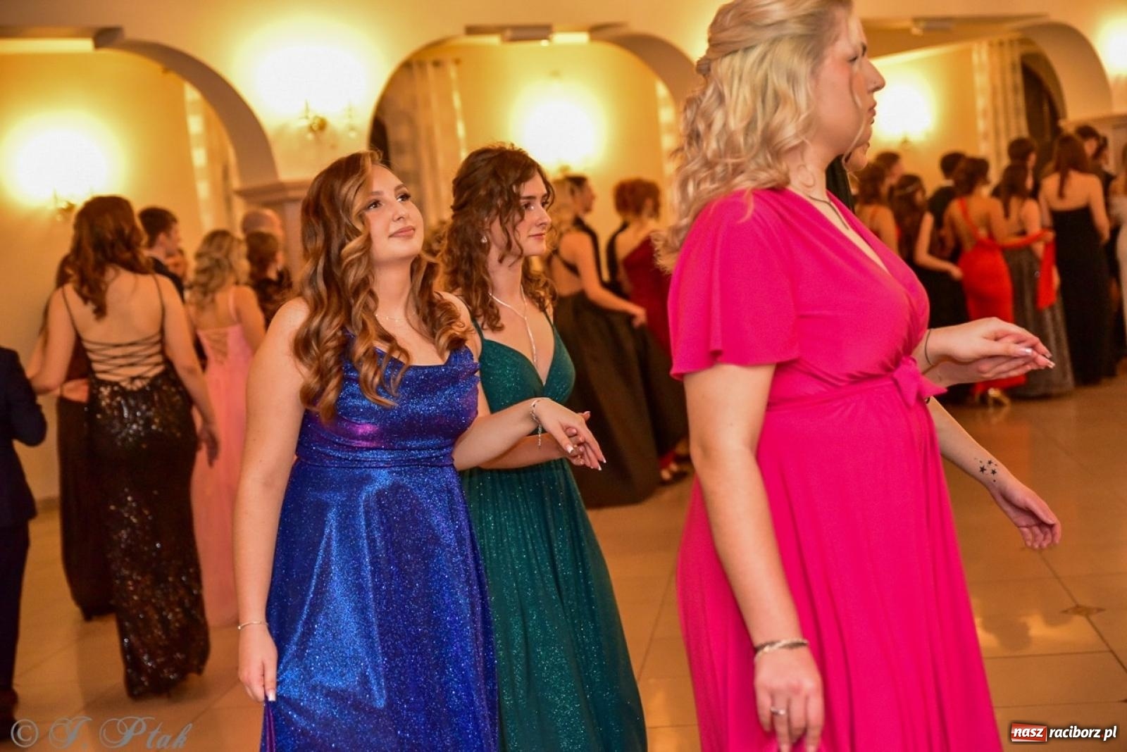 Zdjęcie w galerii na portalu naszraciborz.pl: Studniówka II LO w Raciborzu na bis: polonez, humor i tradycja [FOTO] wiadomości z regionu