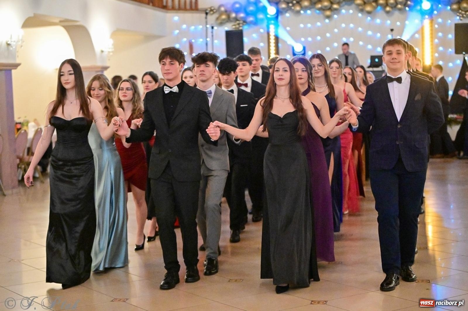 Zdjęcie w galerii na portalu naszraciborz.pl: Studniówka II LO w Raciborzu na bis: polonez, humor i tradycja [FOTO] wiadomości z regionu