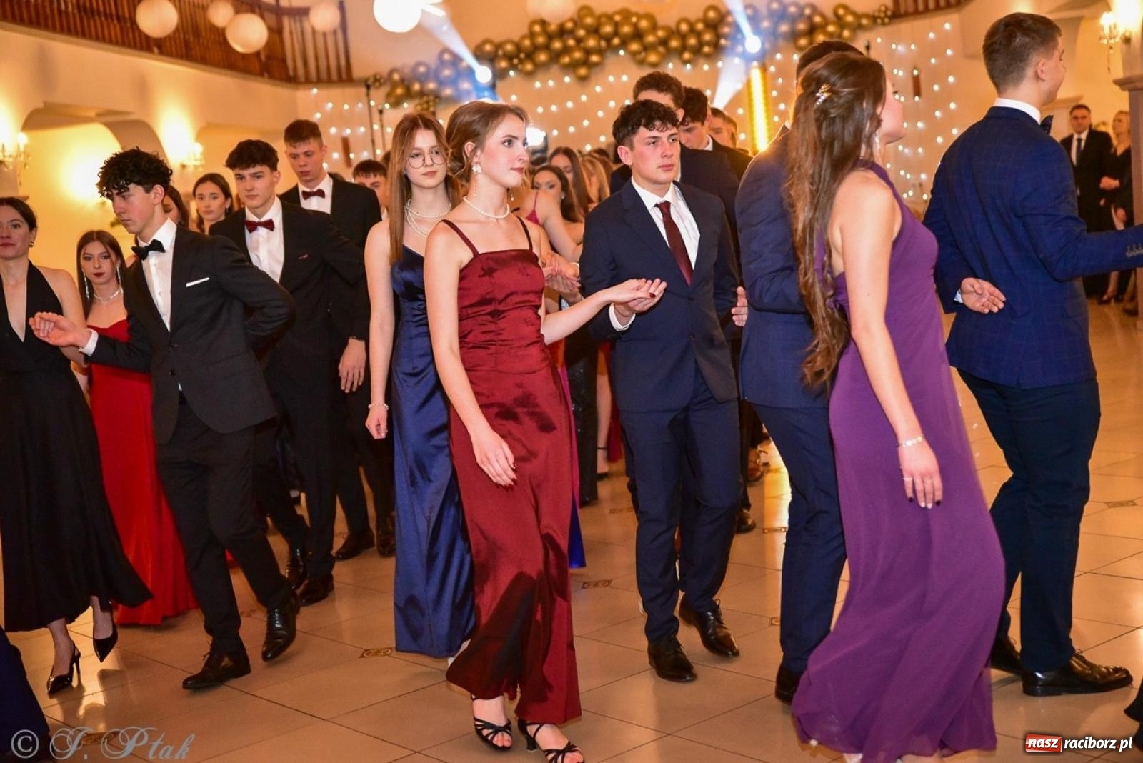 Zdjęcie w galerii na portalu naszraciborz.pl: Studniówka II LO w Raciborzu na bis: polonez, humor i tradycja [FOTO] wiadomości z regionu