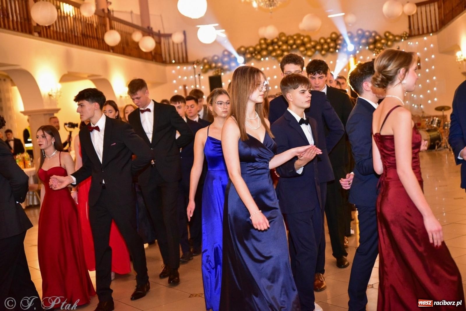 Zdjęcie w galerii na portalu naszraciborz.pl: Studniówka II LO w Raciborzu na bis: polonez, humor i tradycja [FOTO] wiadomości z regionu