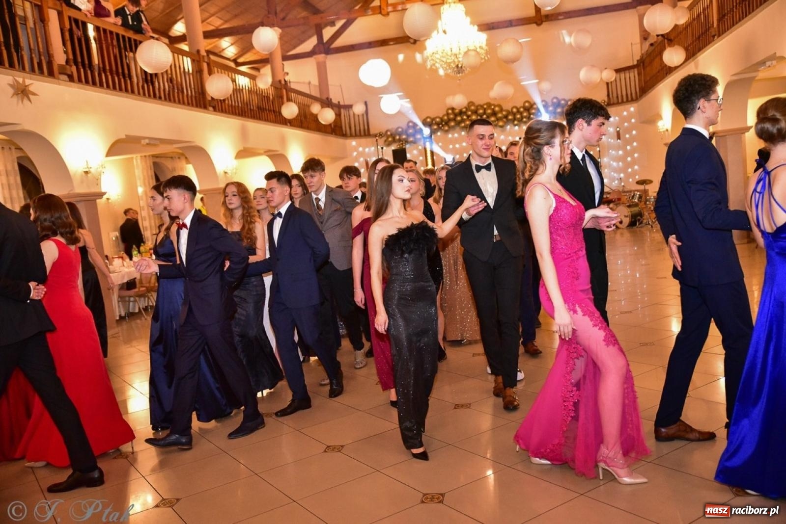 Zdjęcie w galerii na portalu naszraciborz.pl: Studniówka II LO w Raciborzu na bis: polonez, humor i tradycja [FOTO] wiadomości z regionu