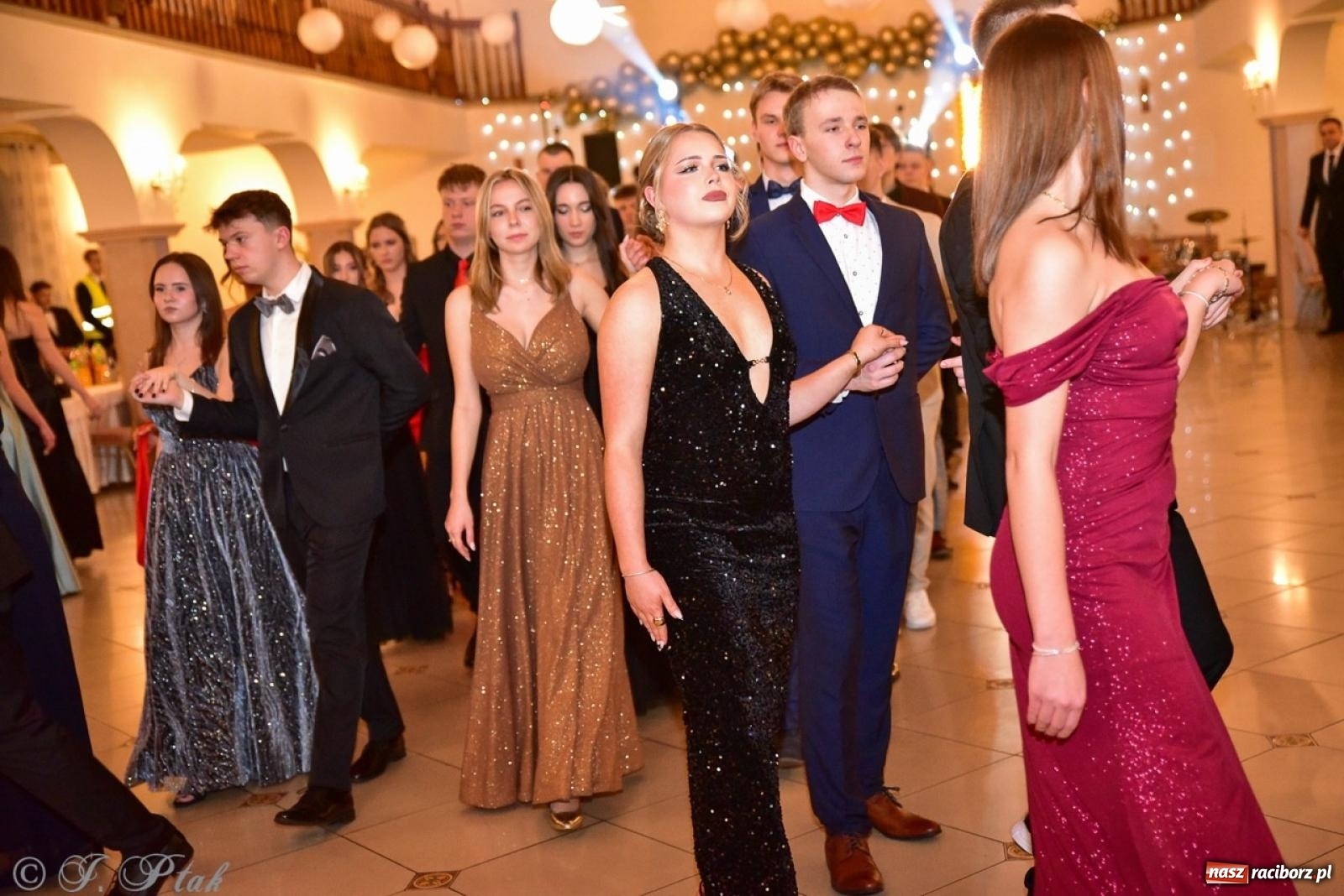 Zdjęcie w galerii na portalu naszraciborz.pl: Studniówka II LO w Raciborzu na bis: polonez, humor i tradycja [FOTO] wiadomości z regionu