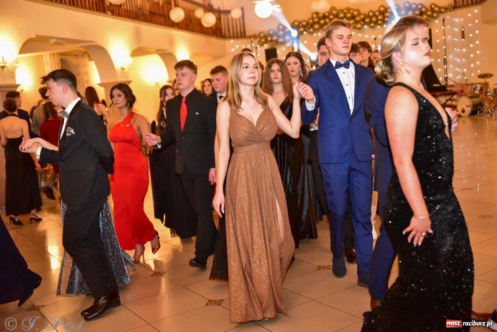 Zdjęcie w galerii na portalu naszraciborz.pl: Studniówka II LO w Raciborzu na bis: polonez, humor i tradycja [FOTO] wiadomości z regionu