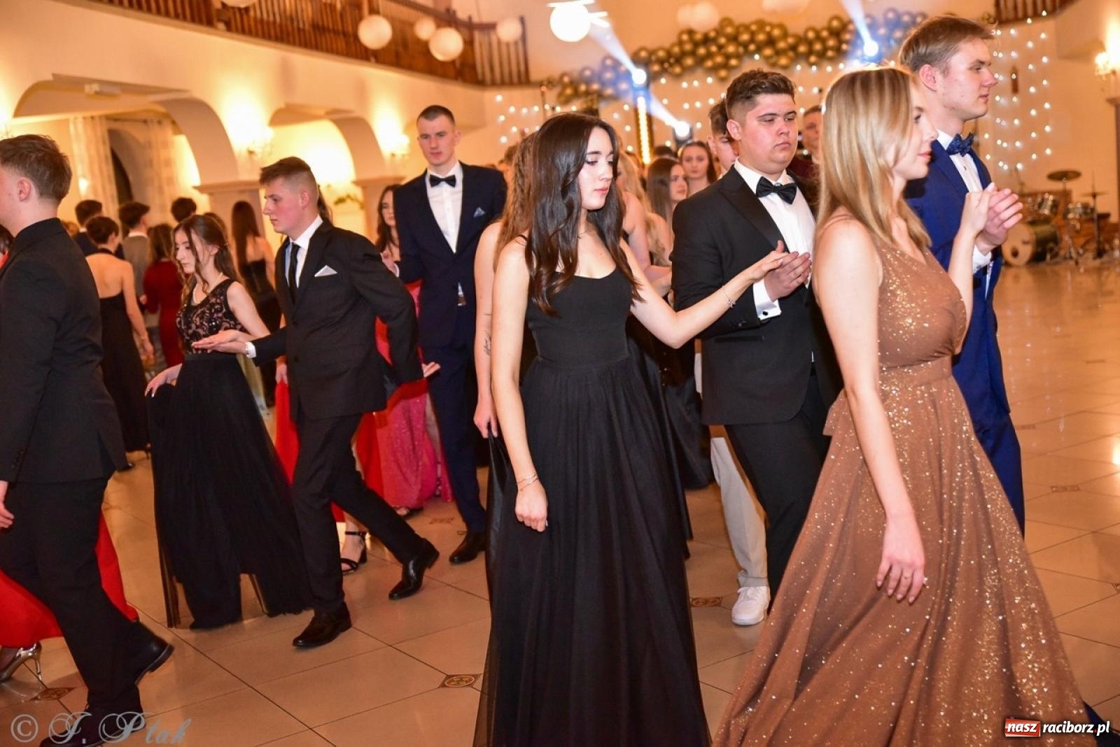 Zdjęcie w galerii na portalu naszraciborz.pl: Studniówka II LO w Raciborzu na bis: polonez, humor i tradycja [FOTO] wiadomości z regionu