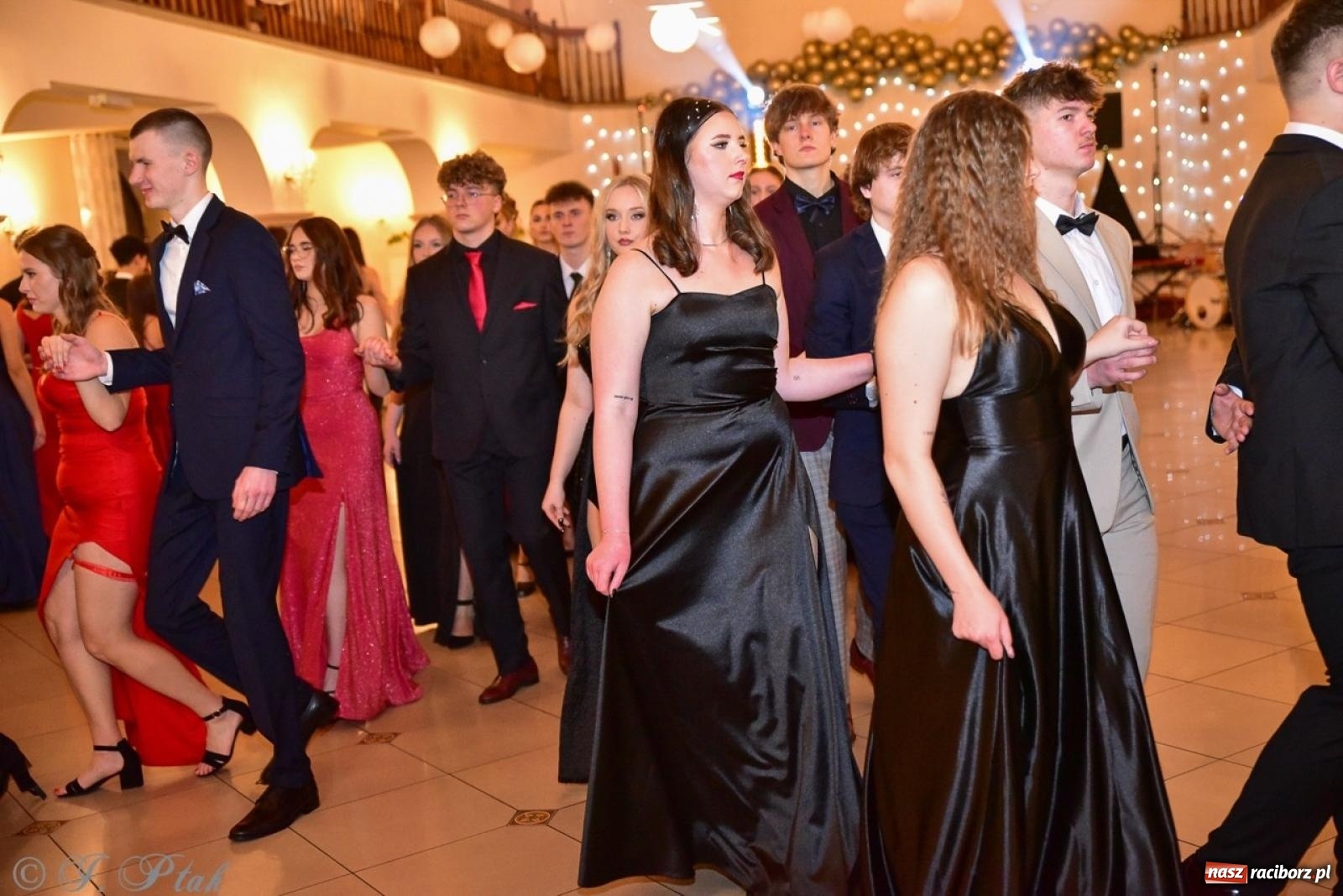 Zdjęcie w galerii na portalu naszraciborz.pl: Studniówka II LO w Raciborzu na bis: polonez, humor i tradycja [FOTO] wiadomości z regionu