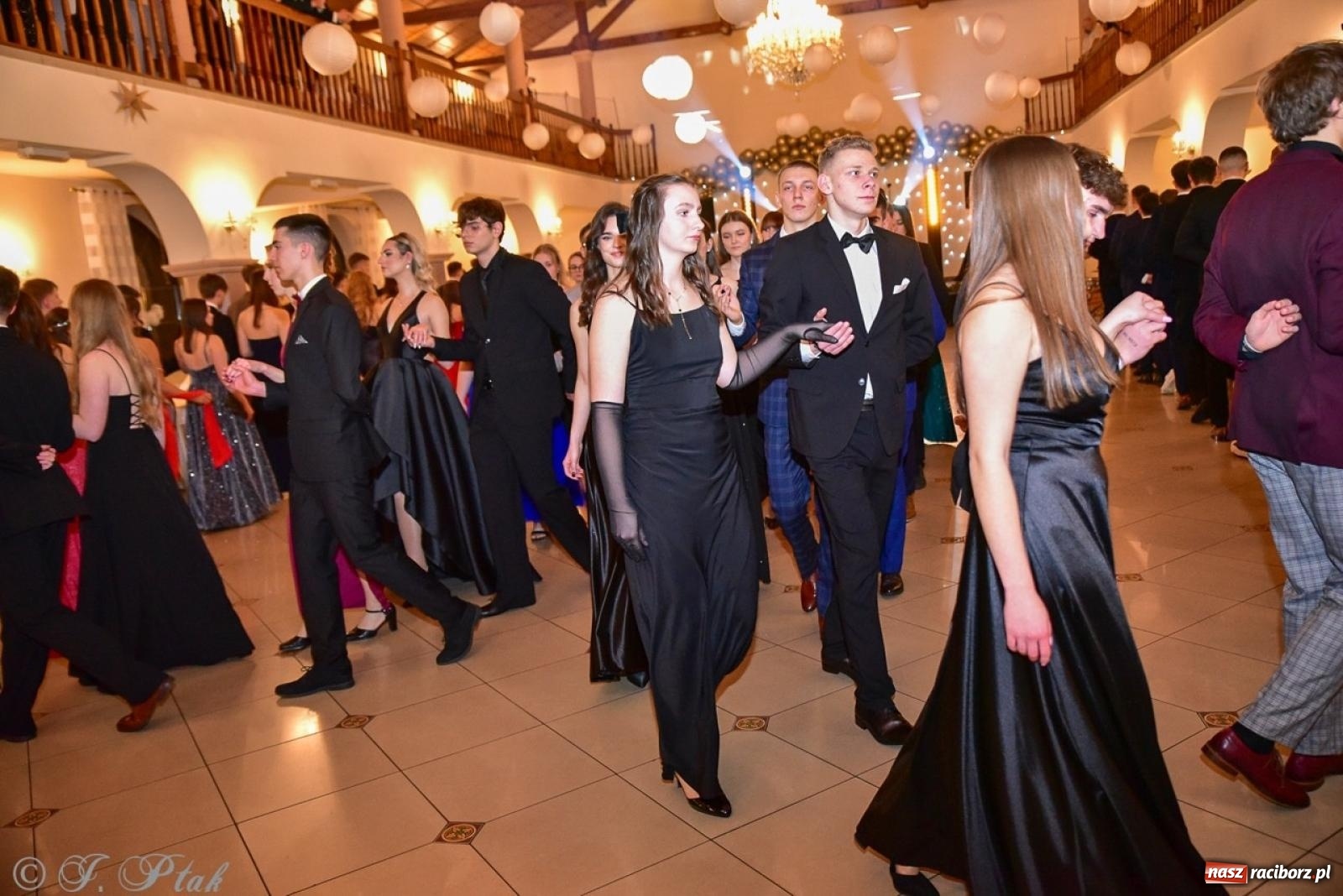 Zdjęcie w galerii na portalu naszraciborz.pl: Studniówka II LO w Raciborzu na bis: polonez, humor i tradycja [FOTO] wiadomości z regionu