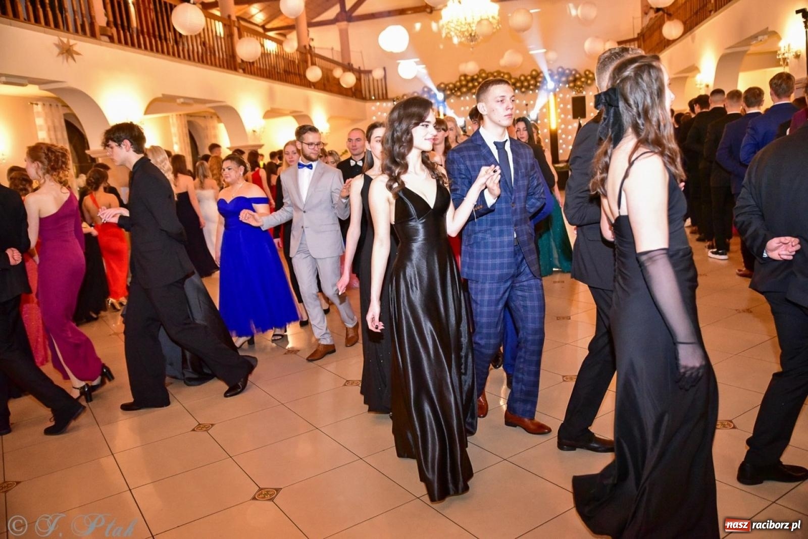 Zdjęcie w galerii na portalu naszraciborz.pl: Studniówka II LO w Raciborzu na bis: polonez, humor i tradycja [FOTO] wiadomości z regionu