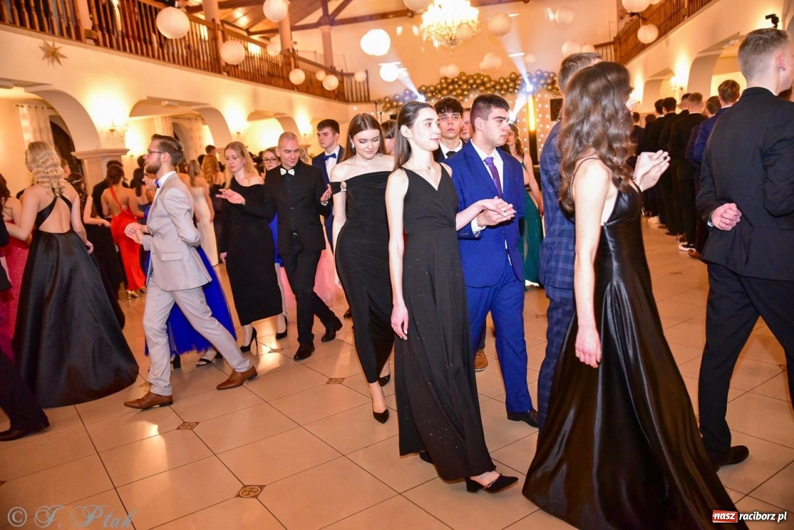 Zdjęcie w galerii na portalu naszraciborz.pl: Studniówka II LO w Raciborzu na bis: polonez, humor i tradycja [FOTO] wiadomości z regionu