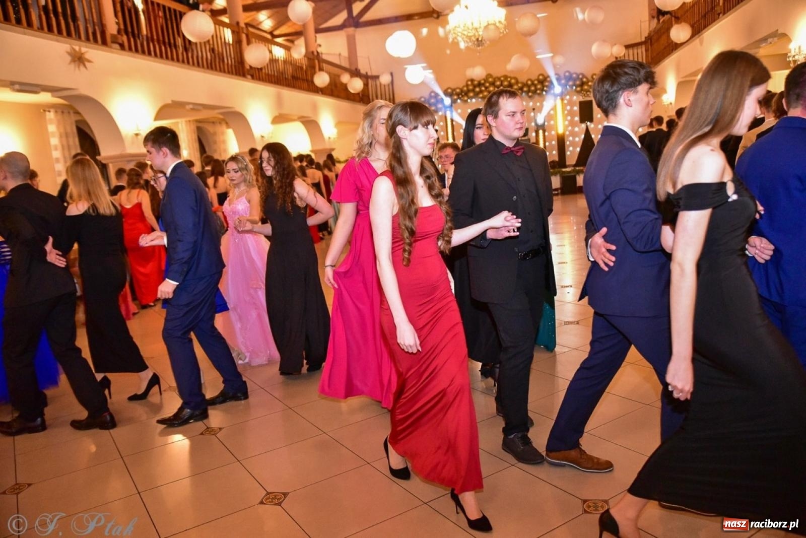 Zdjęcie w galerii na portalu naszraciborz.pl: Studniówka II LO w Raciborzu na bis: polonez, humor i tradycja [FOTO] wiadomości z regionu