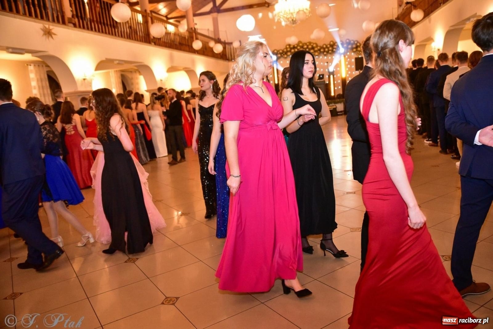 Zdjęcie w galerii na portalu naszraciborz.pl: Studniówka II LO w Raciborzu na bis: polonez, humor i tradycja [FOTO] wiadomości z regionu