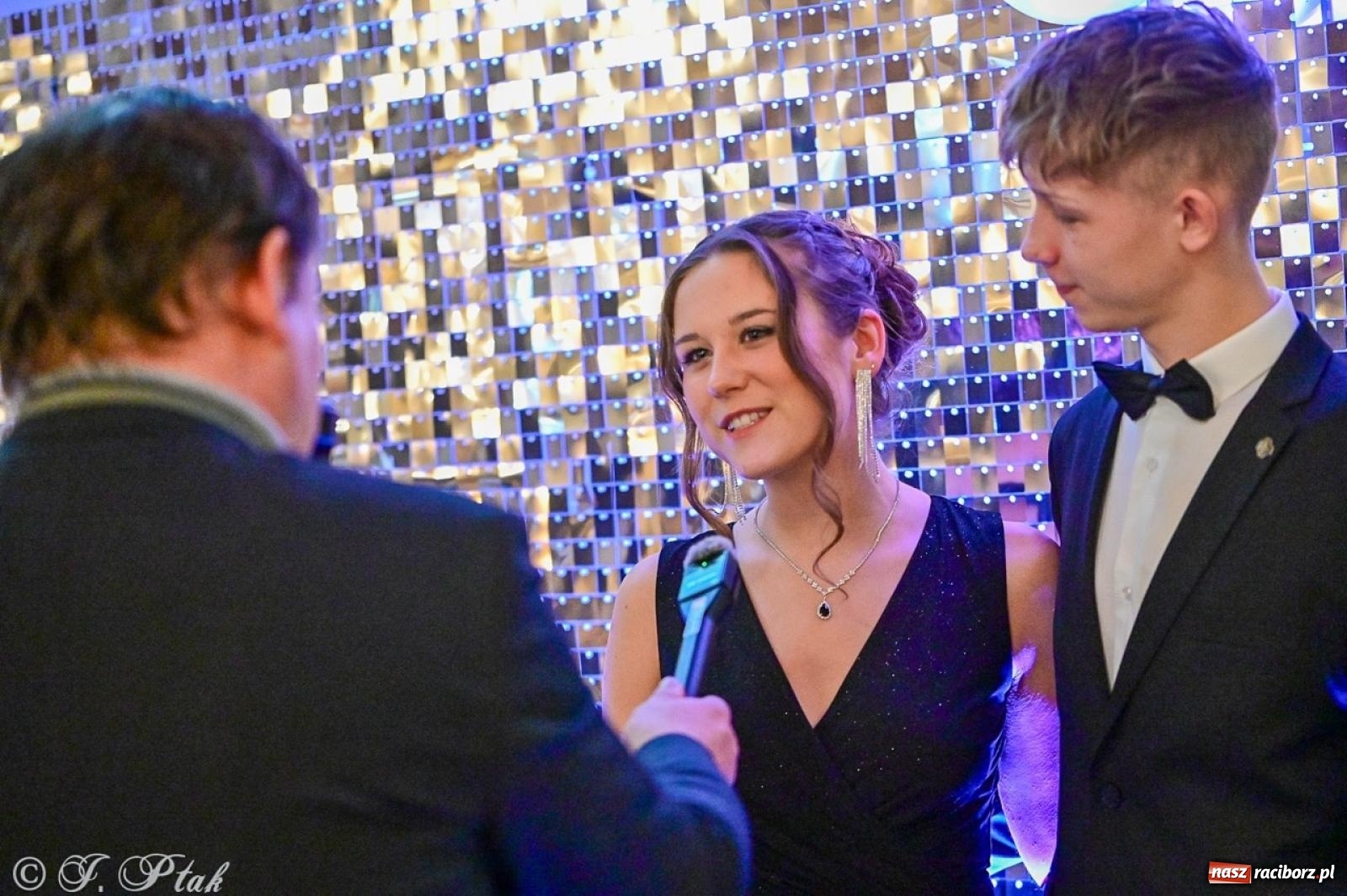 Zdjęcie w galerii na portalu naszraciborz.pl: Studniówka II LO w Raciborzu na bis: polonez, humor i tradycja [FOTO] wiadomości z regionu