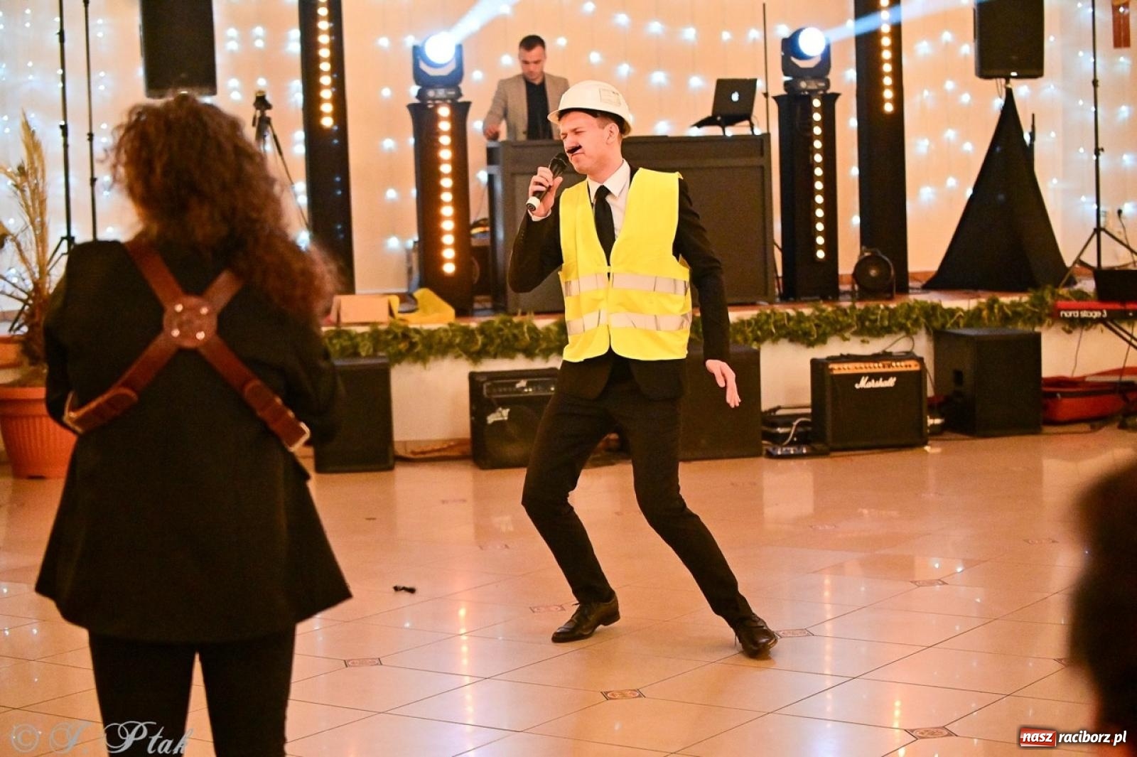 Zdjęcie w galerii na portalu naszraciborz.pl: Studniówka II LO w Raciborzu na bis: polonez, humor i tradycja [FOTO] wiadomości z regionu