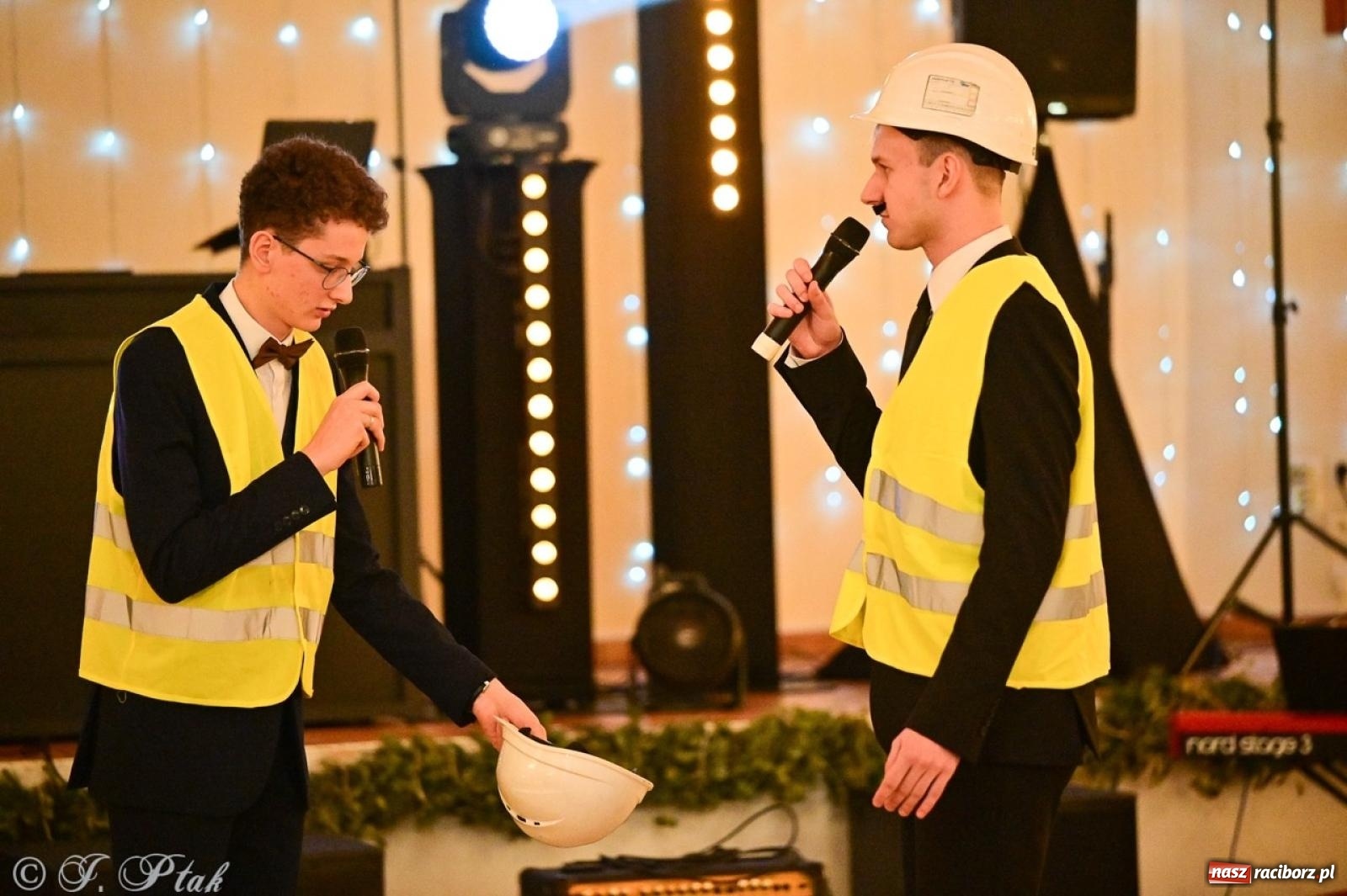 Zdjęcie w galerii na portalu naszraciborz.pl: Studniówka II LO w Raciborzu na bis: polonez, humor i tradycja [FOTO] wiadomości z regionu