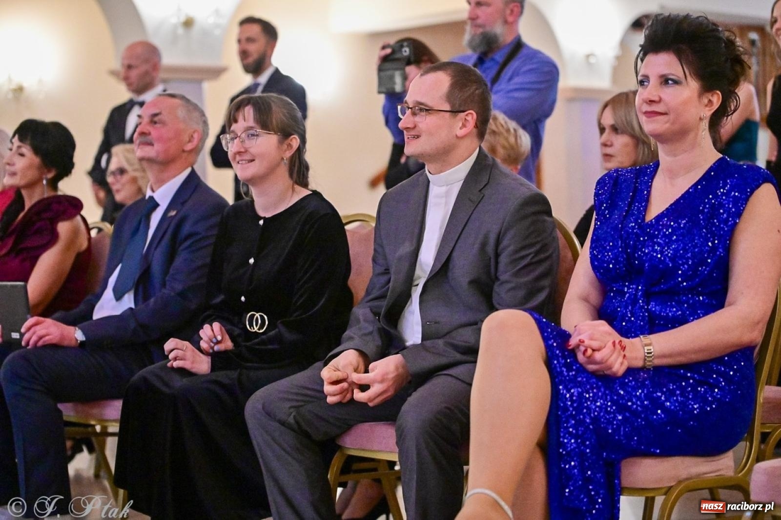 Zdjęcie w galerii na portalu naszraciborz.pl: Studniówka II LO w Raciborzu na bis: polonez, humor i tradycja [FOTO] wiadomości z regionu