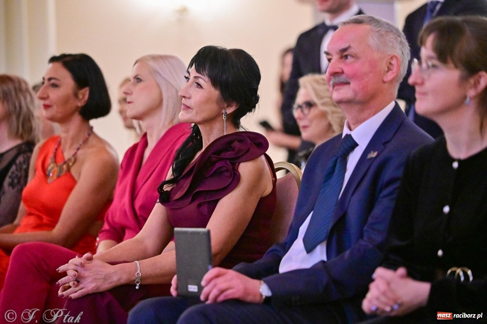 Zdjęcie w galerii na portalu naszraciborz.pl: Studniówka II LO w Raciborzu na bis: polonez, humor i tradycja [FOTO] wiadomości z regionu