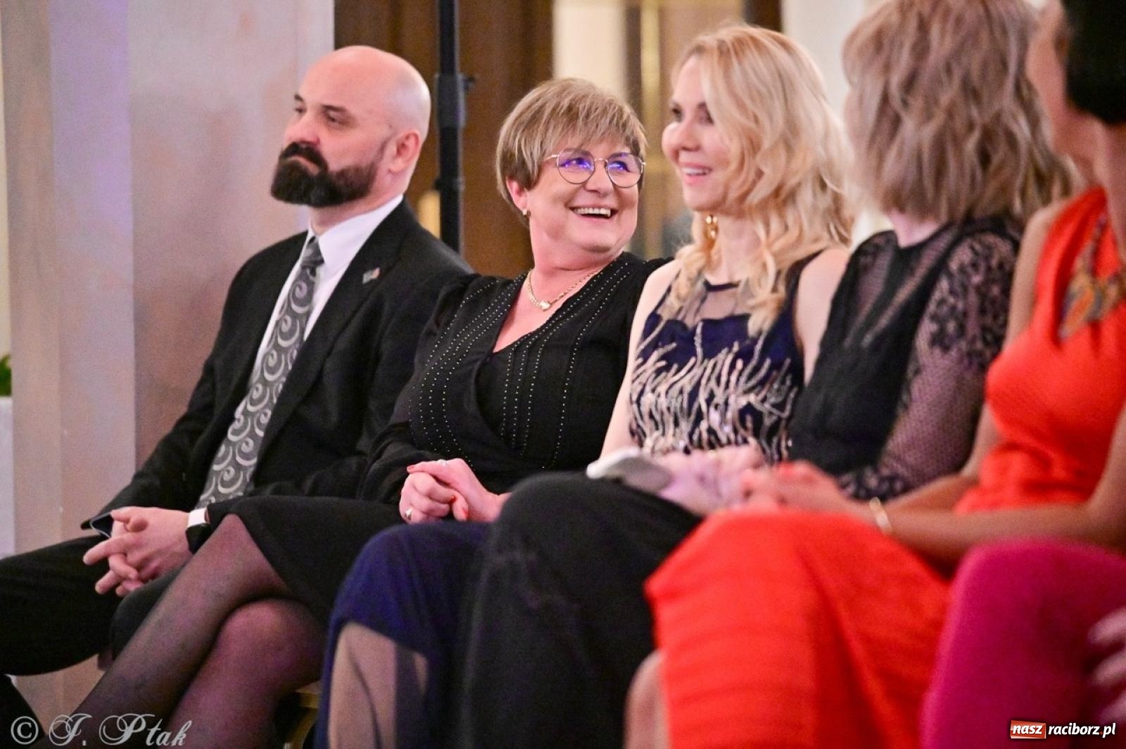 Zdjęcie w galerii na portalu naszraciborz.pl: Studniówka II LO w Raciborzu na bis: polonez, humor i tradycja [FOTO] wiadomości z regionu