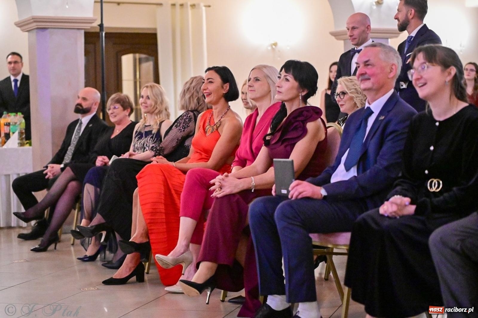 Zdjęcie w galerii na portalu naszraciborz.pl: Studniówka II LO w Raciborzu na bis: polonez, humor i tradycja [FOTO] wiadomości z regionu