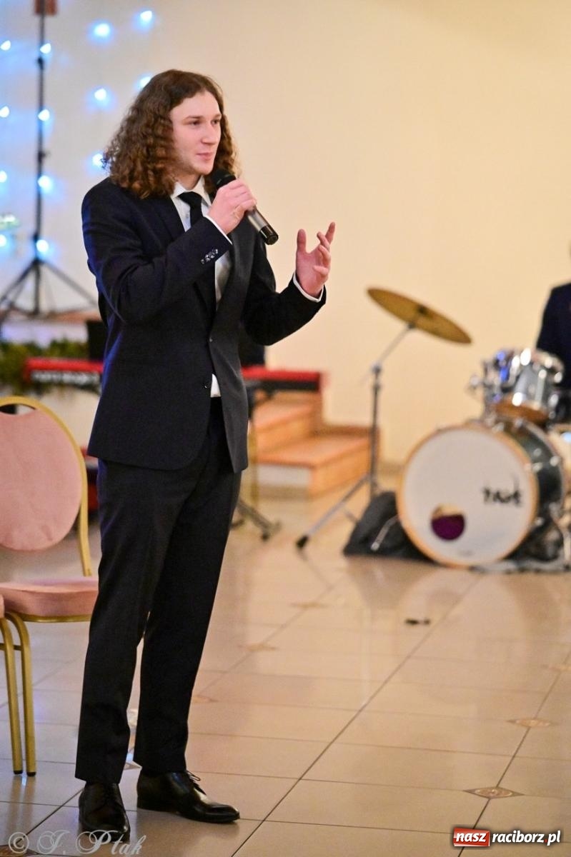Zdjęcie w galerii na portalu naszraciborz.pl: Studniówka II LO w Raciborzu na bis: polonez, humor i tradycja [FOTO] wiadomości z regionu