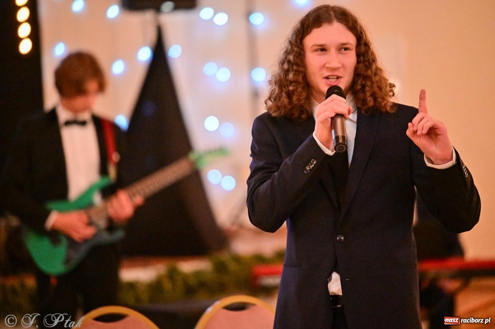 Zdjęcie w galerii na portalu naszraciborz.pl: Studniówka II LO w Raciborzu na bis: polonez, humor i tradycja [FOTO] wiadomości z regionu