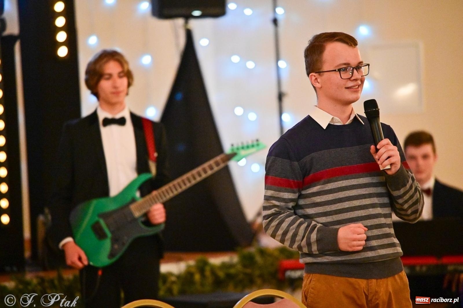 Zdjęcie w galerii na portalu naszraciborz.pl: Studniówka II LO w Raciborzu na bis: polonez, humor i tradycja [FOTO] wiadomości z regionu