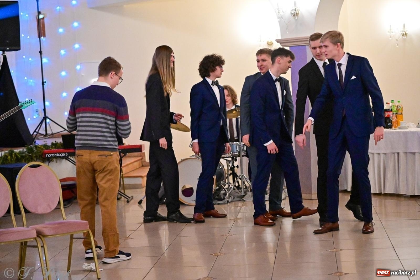 Zdjęcie w galerii na portalu naszraciborz.pl: Studniówka II LO w Raciborzu na bis: polonez, humor i tradycja [FOTO] wiadomości z regionu