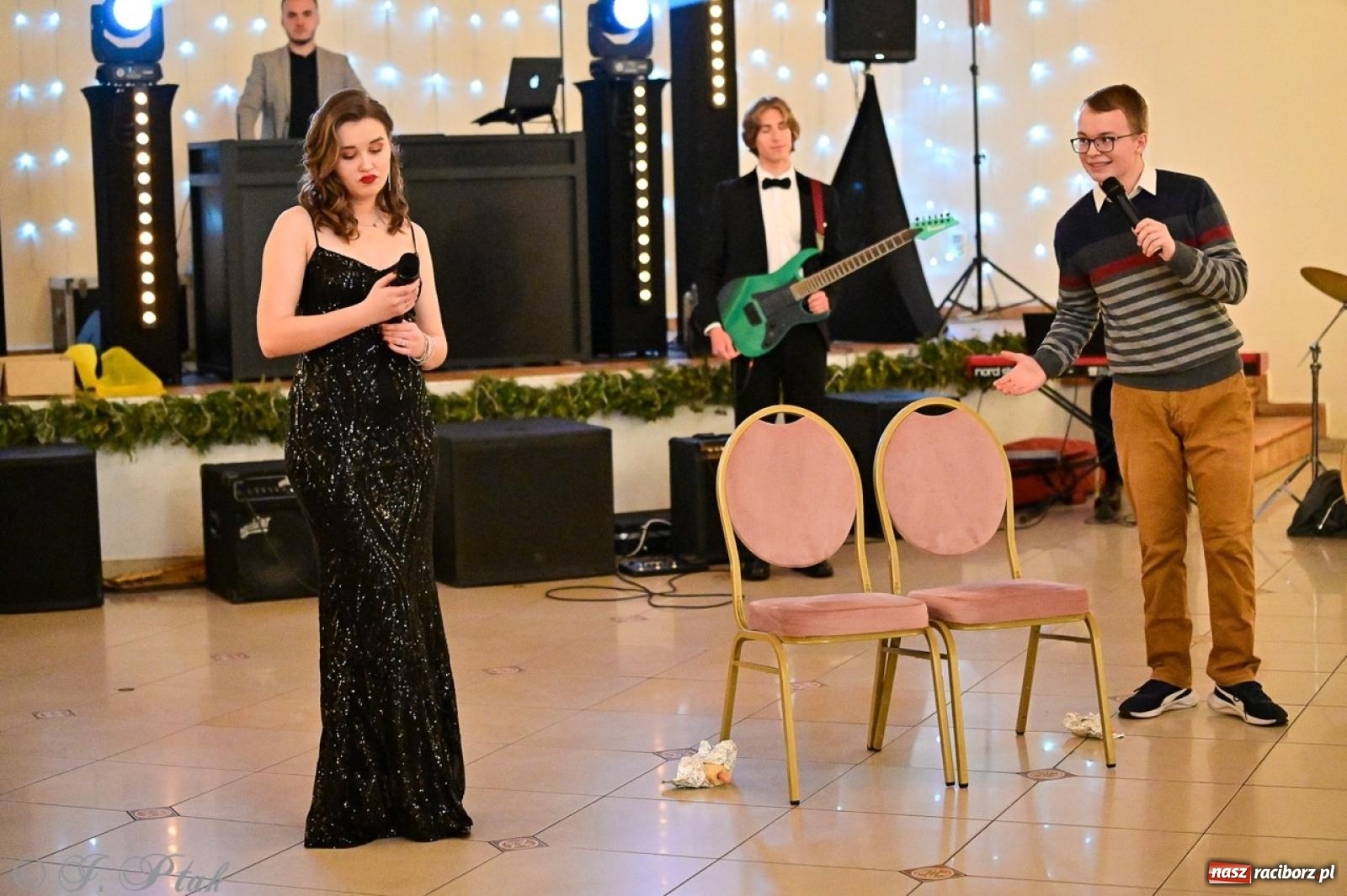 Zdjęcie w galerii na portalu naszraciborz.pl: Studniówka II LO w Raciborzu na bis: polonez, humor i tradycja [FOTO] wiadomości z regionu