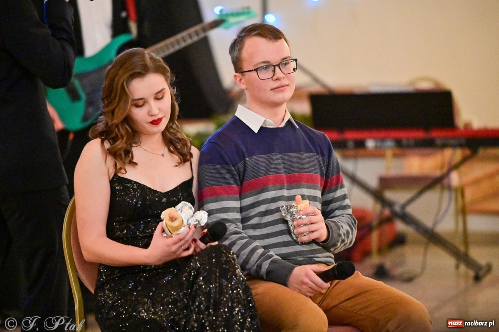 Zdjęcie w galerii na portalu naszraciborz.pl: Studniówka II LO w Raciborzu na bis: polonez, humor i tradycja [FOTO] wiadomości z regionu