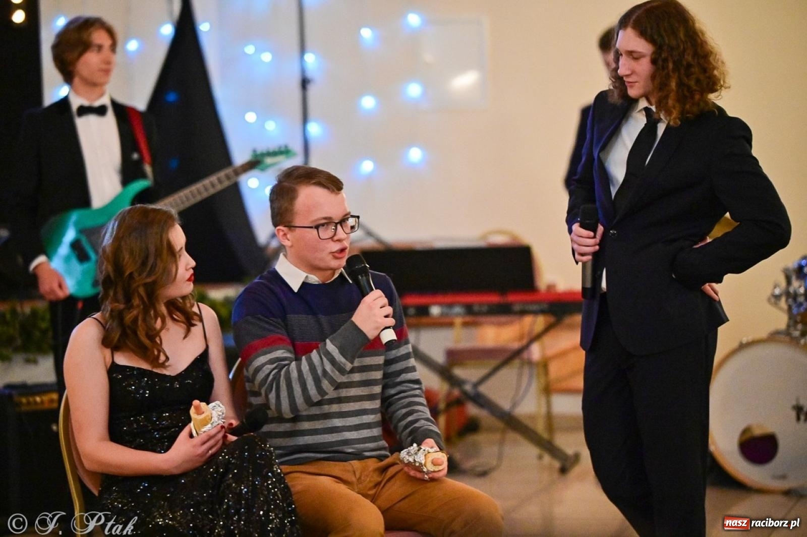 Zdjęcie w galerii na portalu naszraciborz.pl: Studniówka II LO w Raciborzu na bis: polonez, humor i tradycja [FOTO] wiadomości z regionu