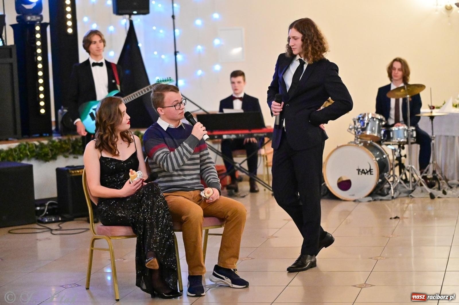 Zdjęcie w galerii na portalu naszraciborz.pl: Studniówka II LO w Raciborzu na bis: polonez, humor i tradycja [FOTO] wiadomości z regionu