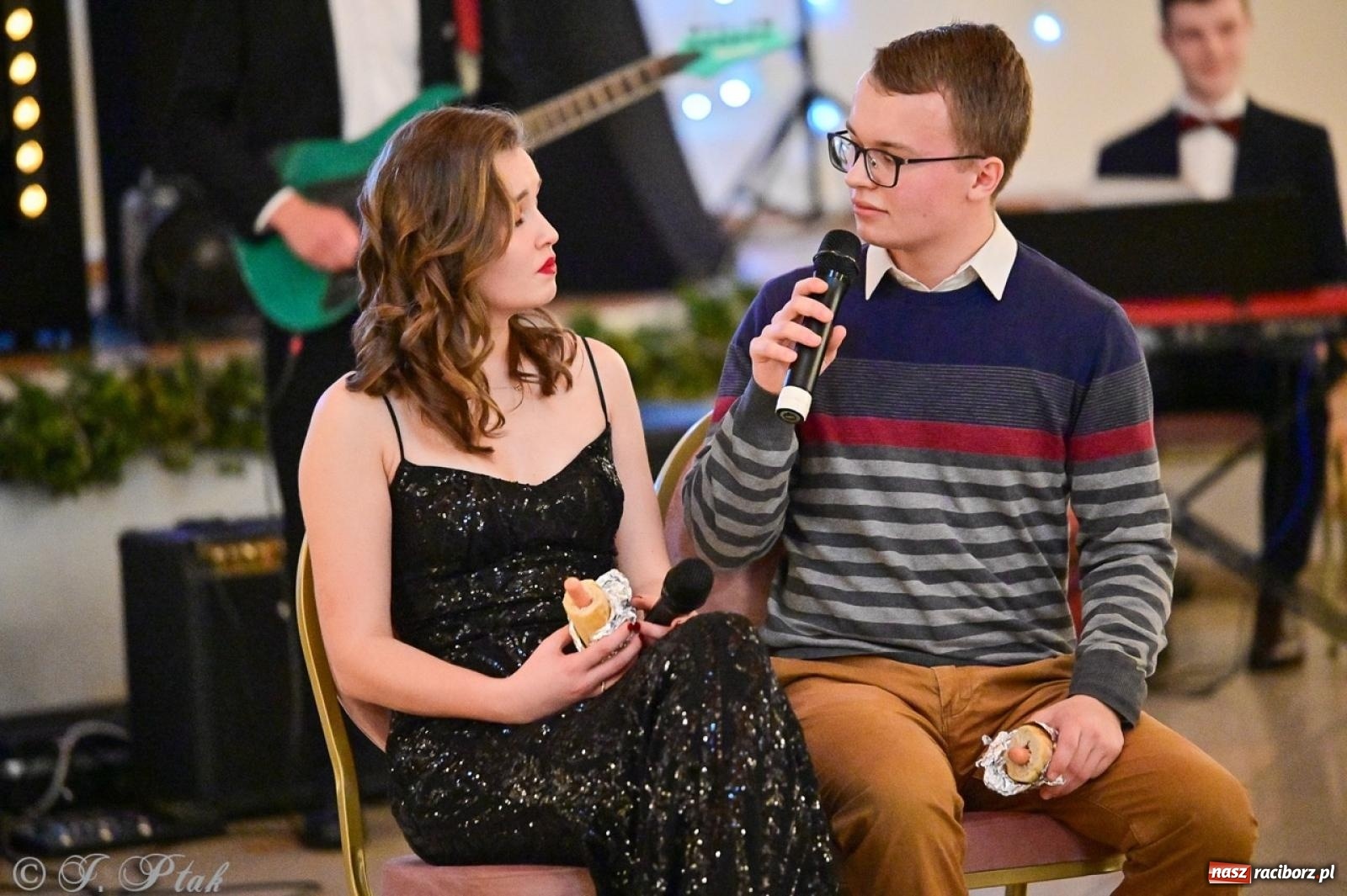 Zdjęcie w galerii na portalu naszraciborz.pl: Studniówka II LO w Raciborzu na bis: polonez, humor i tradycja [FOTO] wiadomości z regionu