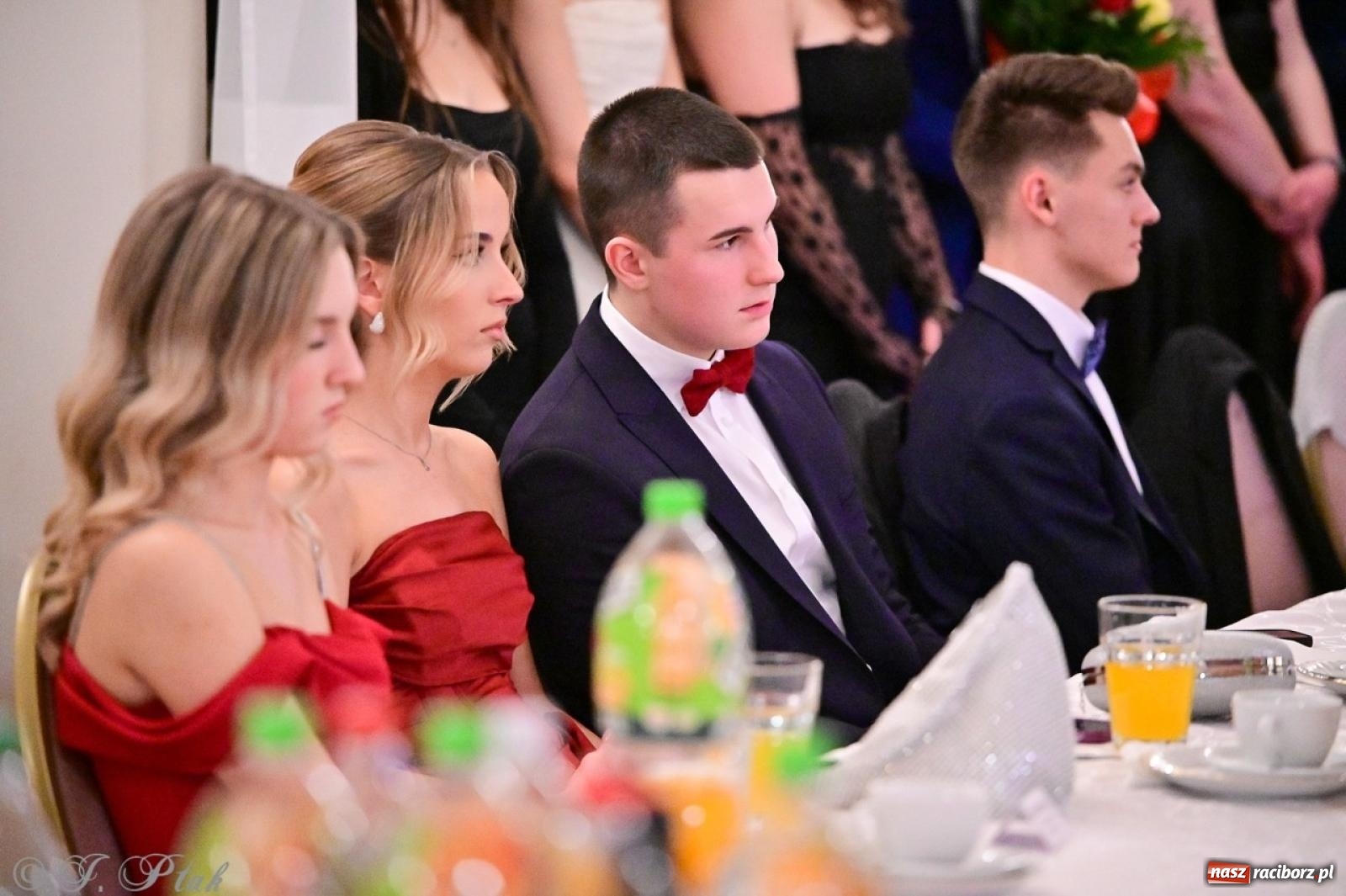 Zdjęcie w galerii na portalu naszraciborz.pl: Studniówka II LO w Raciborzu na bis: polonez, humor i tradycja [FOTO] wiadomości z regionu