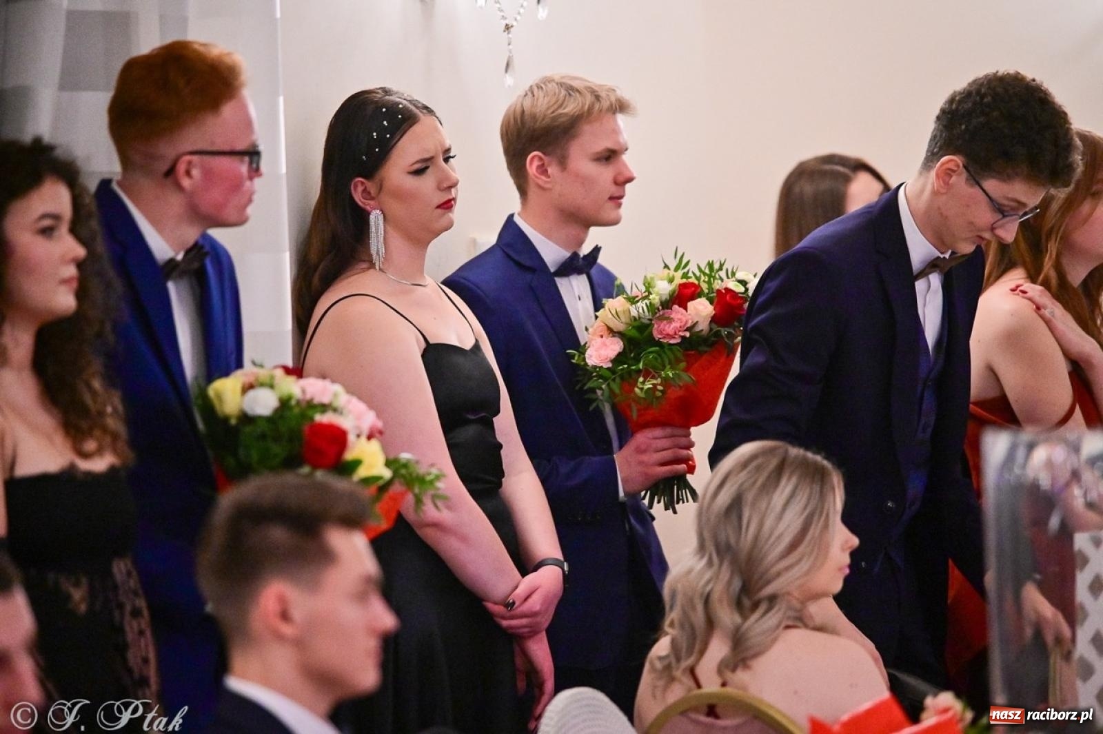 Zdjęcie w galerii na portalu naszraciborz.pl: Studniówka II LO w Raciborzu na bis: polonez, humor i tradycja [FOTO] wiadomości z regionu