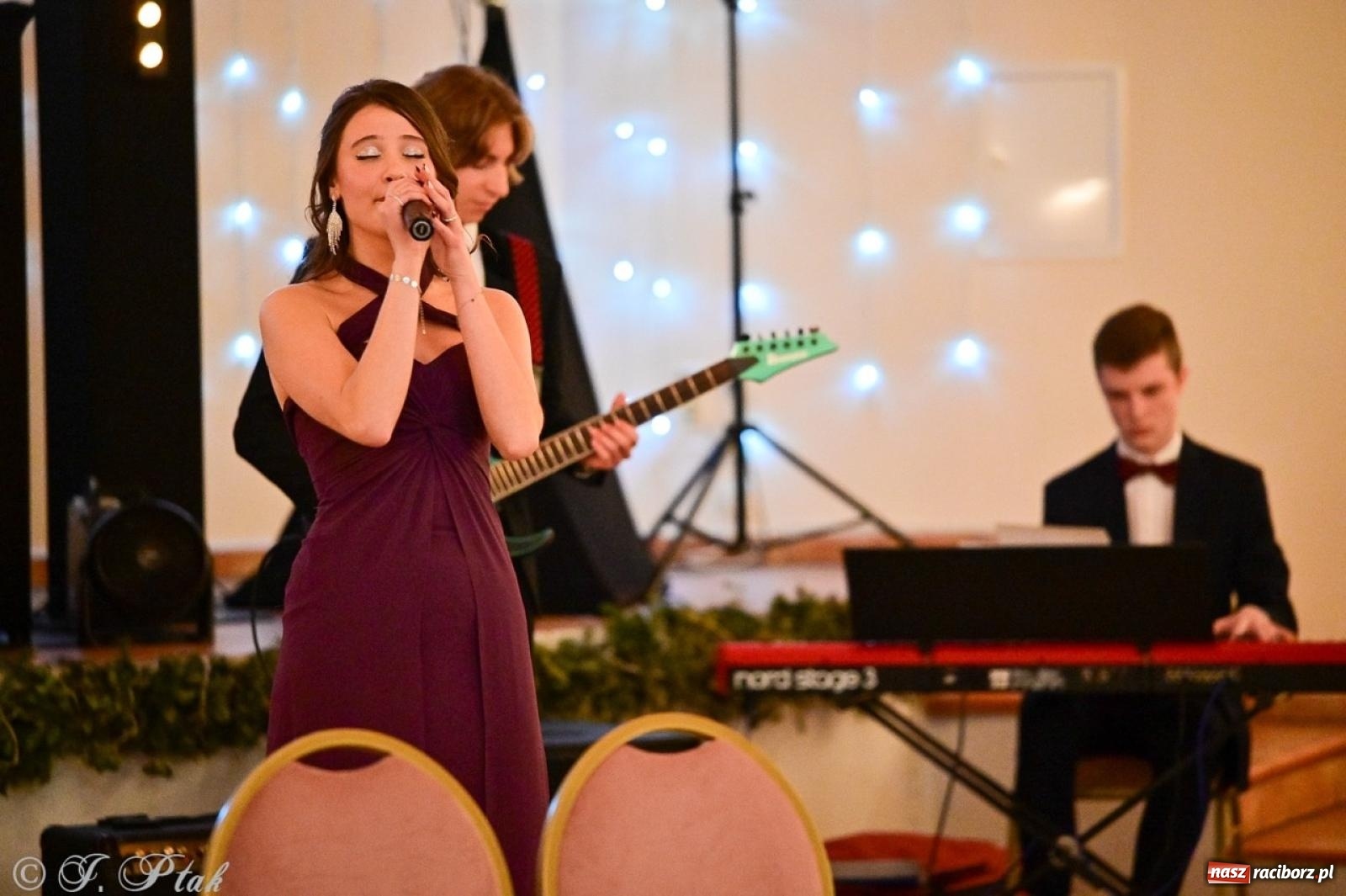 Zdjęcie w galerii na portalu naszraciborz.pl: Studniówka II LO w Raciborzu na bis: polonez, humor i tradycja [FOTO] wiadomości z regionu