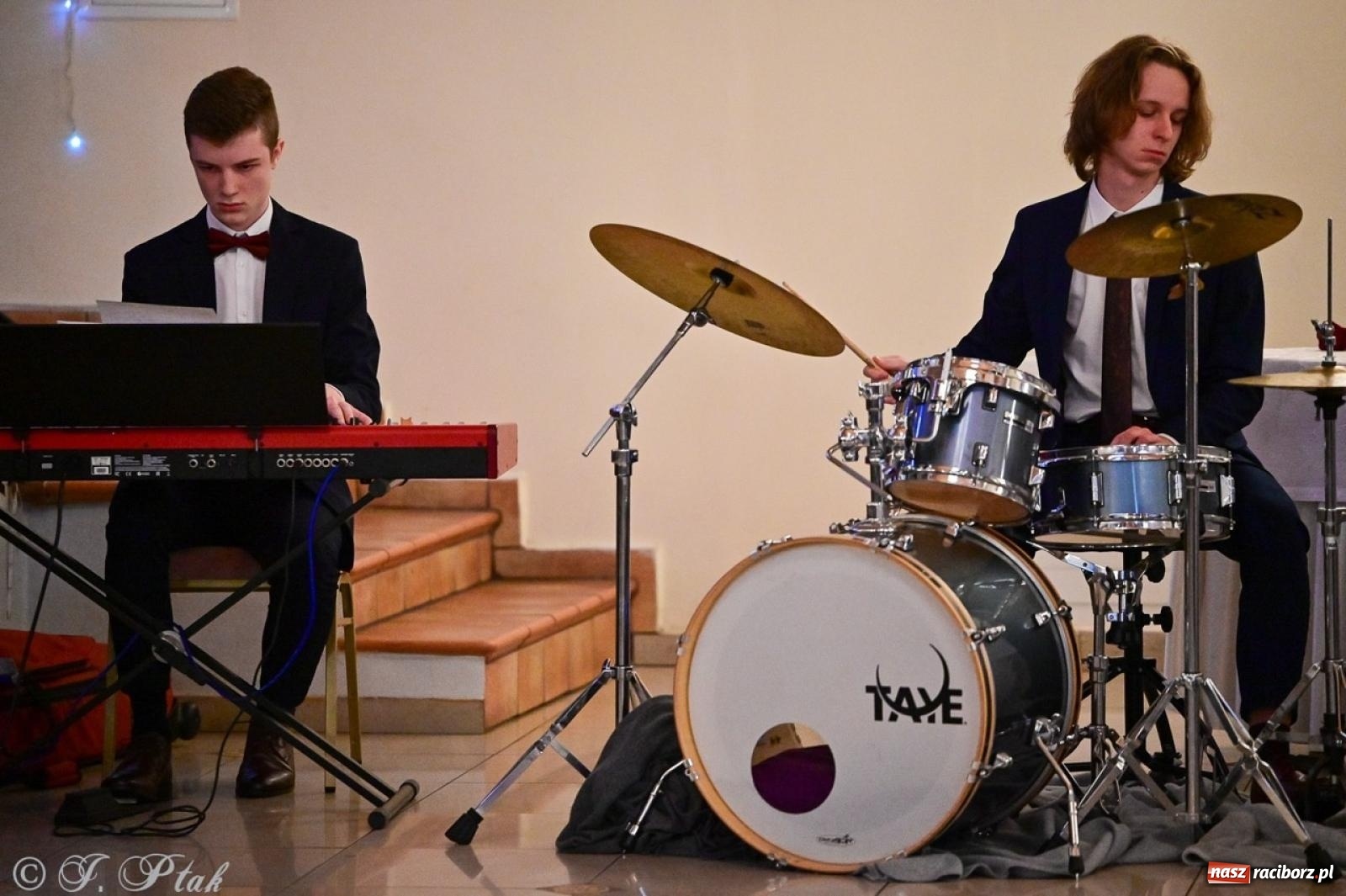 Zdjęcie w galerii na portalu naszraciborz.pl: Studniówka II LO w Raciborzu na bis: polonez, humor i tradycja [FOTO] wiadomości z regionu