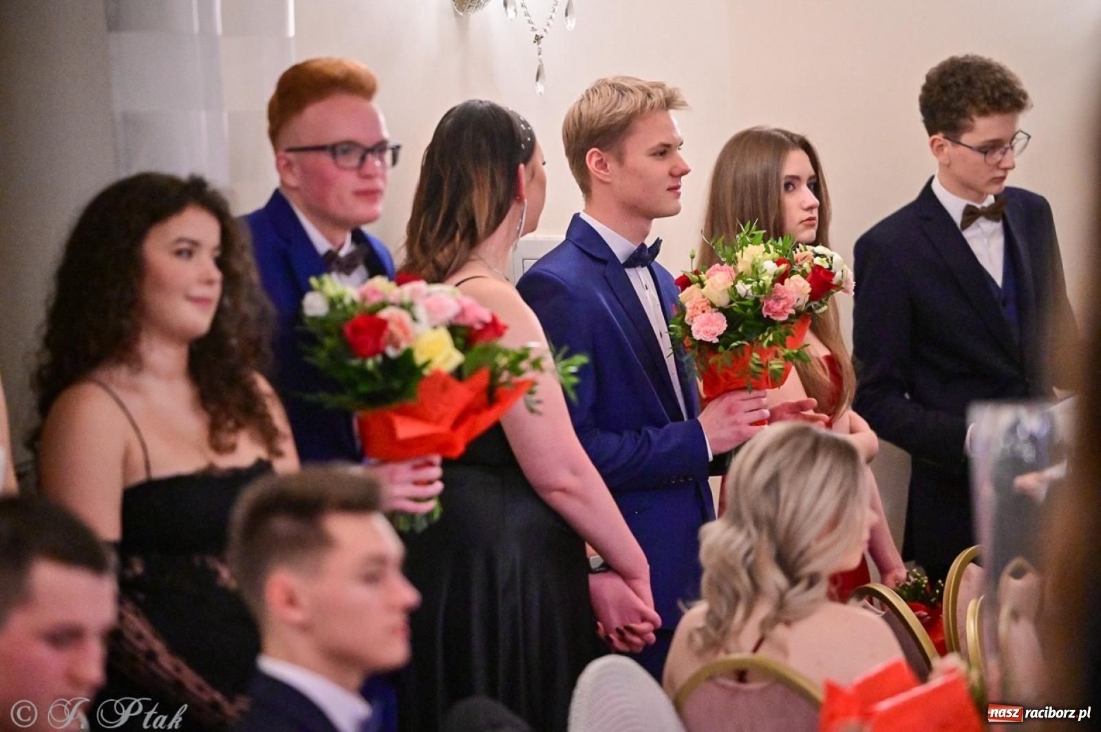 Zdjęcie w galerii na portalu naszraciborz.pl: Studniówka II LO w Raciborzu na bis: polonez, humor i tradycja [FOTO] wiadomości z regionu