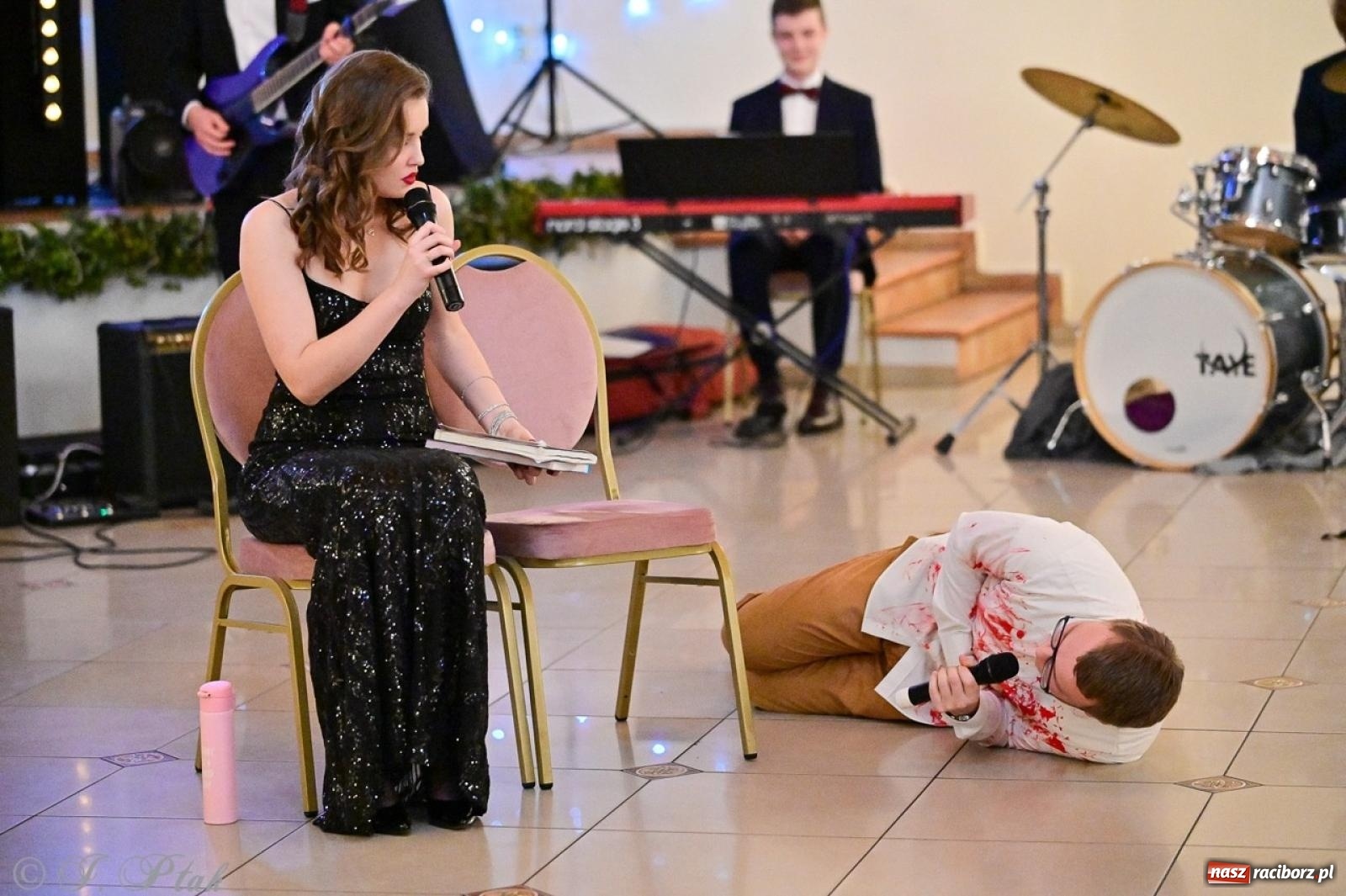 Zdjęcie w galerii na portalu naszraciborz.pl: Studniówka II LO w Raciborzu na bis: polonez, humor i tradycja [FOTO] wiadomości z regionu