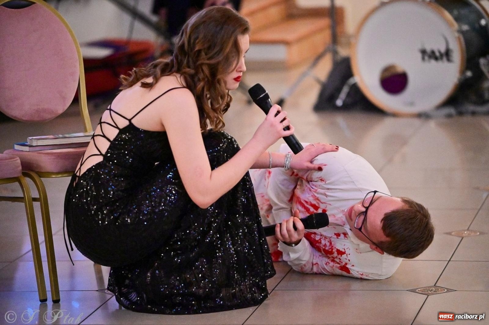 Zdjęcie w galerii na portalu naszraciborz.pl: Studniówka II LO w Raciborzu na bis: polonez, humor i tradycja [FOTO] wiadomości z regionu