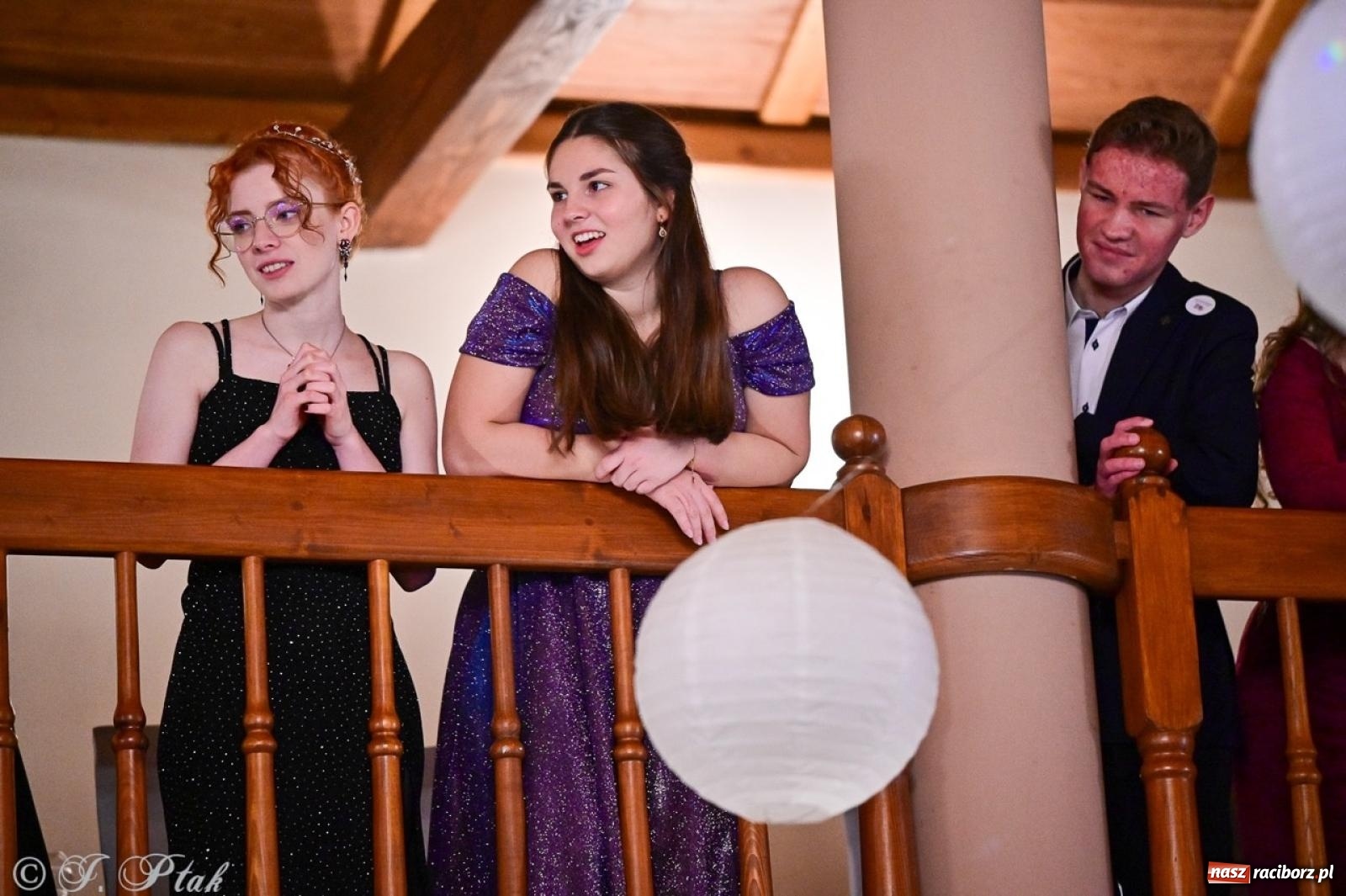 Zdjęcie w galerii na portalu naszraciborz.pl: Studniówka II LO w Raciborzu na bis: polonez, humor i tradycja [FOTO] wiadomości z regionu