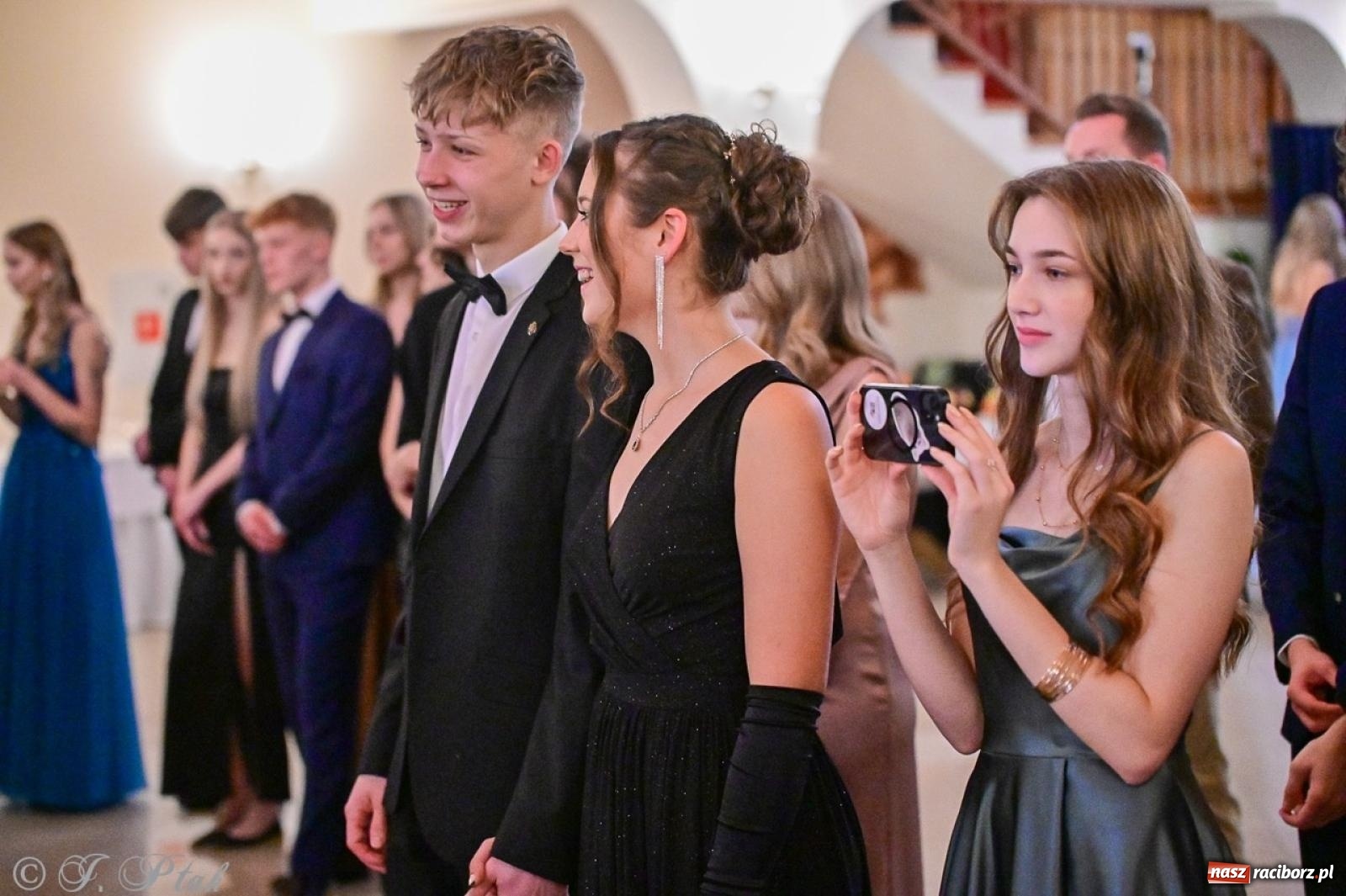 Zdjęcie w galerii na portalu naszraciborz.pl: Studniówka II LO w Raciborzu na bis: polonez, humor i tradycja [FOTO] wiadomości z regionu