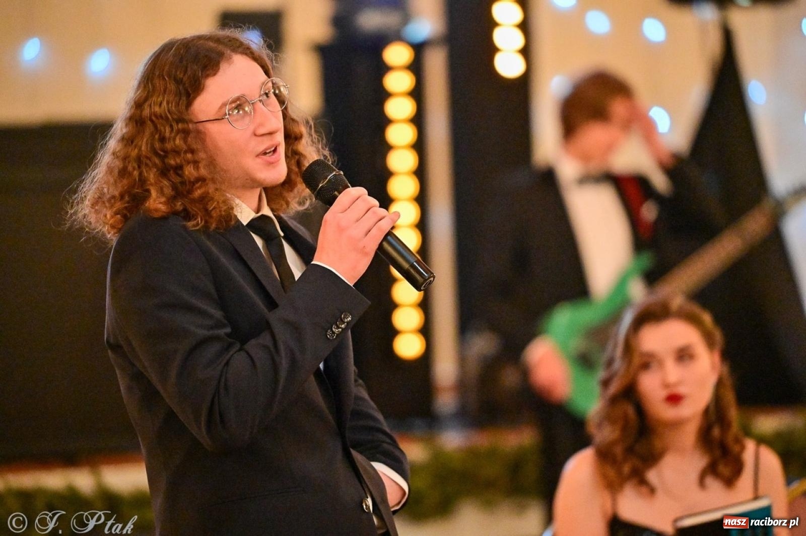 Zdjęcie w galerii na portalu naszraciborz.pl: Studniówka II LO w Raciborzu na bis: polonez, humor i tradycja [FOTO] wiadomości z regionu