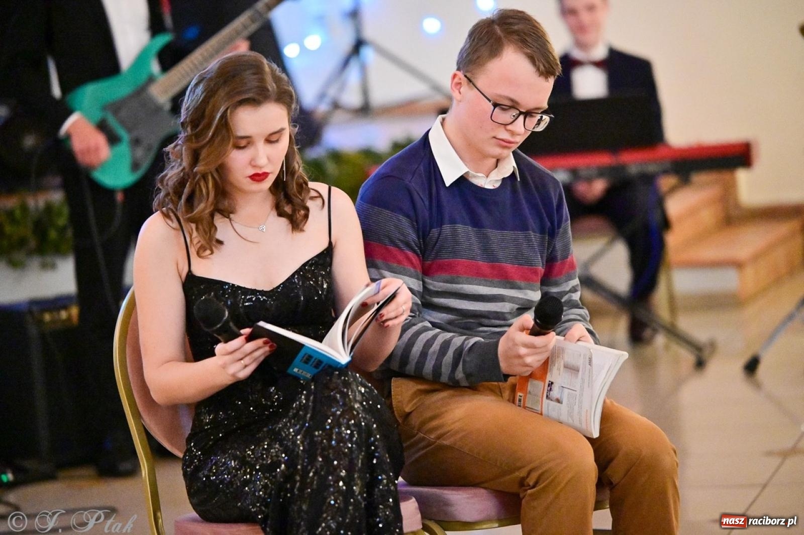 Zdjęcie w galerii na portalu naszraciborz.pl: Studniówka II LO w Raciborzu na bis: polonez, humor i tradycja [FOTO] wiadomości z regionu