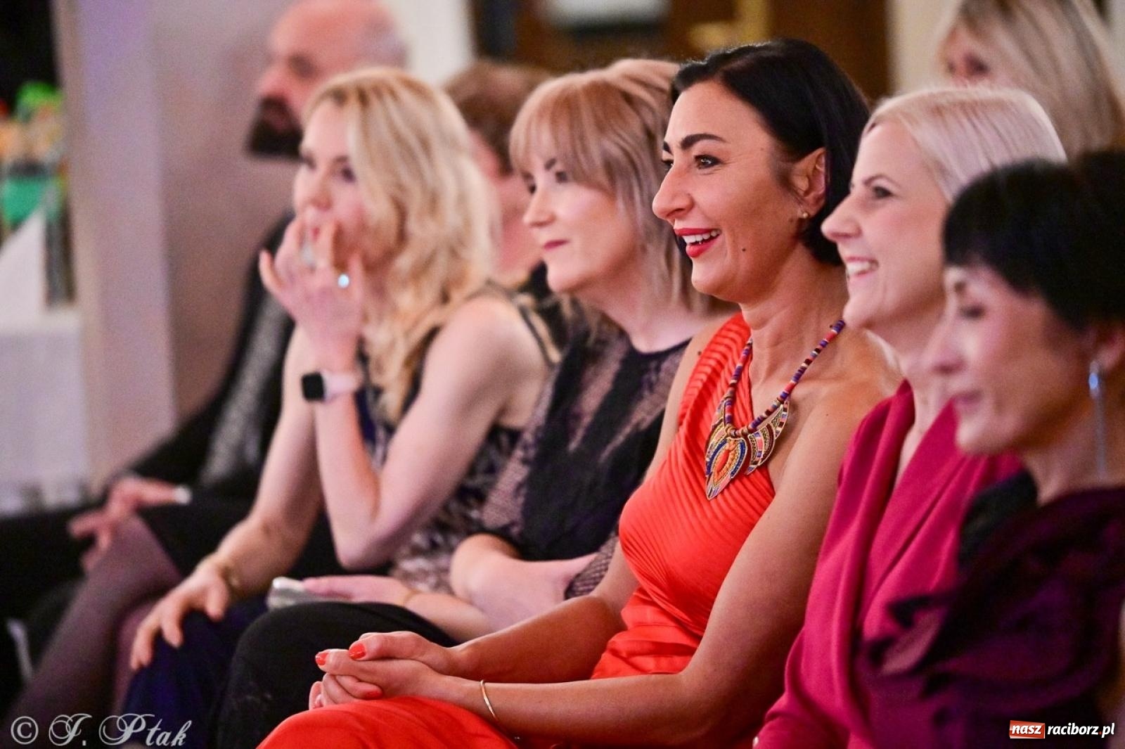 Zdjęcie w galerii na portalu naszraciborz.pl: Studniówka II LO w Raciborzu na bis: polonez, humor i tradycja [FOTO] wiadomości z regionu