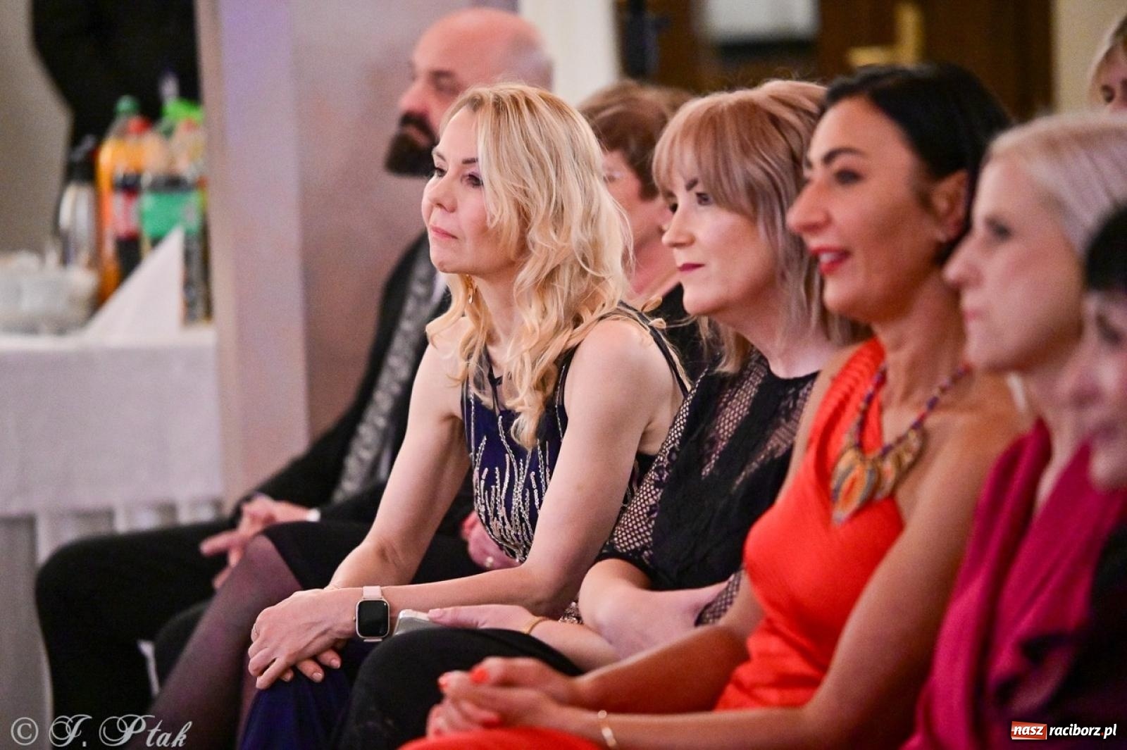 Zdjęcie w galerii na portalu naszraciborz.pl: Studniówka II LO w Raciborzu na bis: polonez, humor i tradycja [FOTO] wiadomości z regionu