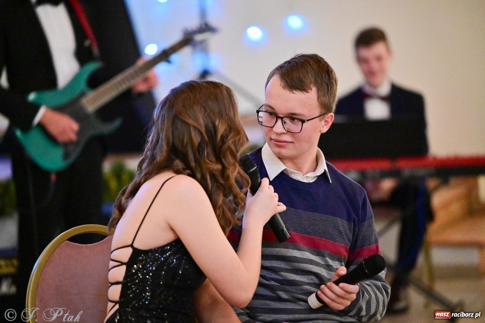 Zdjęcie w galerii na portalu naszraciborz.pl: Studniówka II LO w Raciborzu na bis: polonez, humor i tradycja [FOTO] wiadomości z regionu