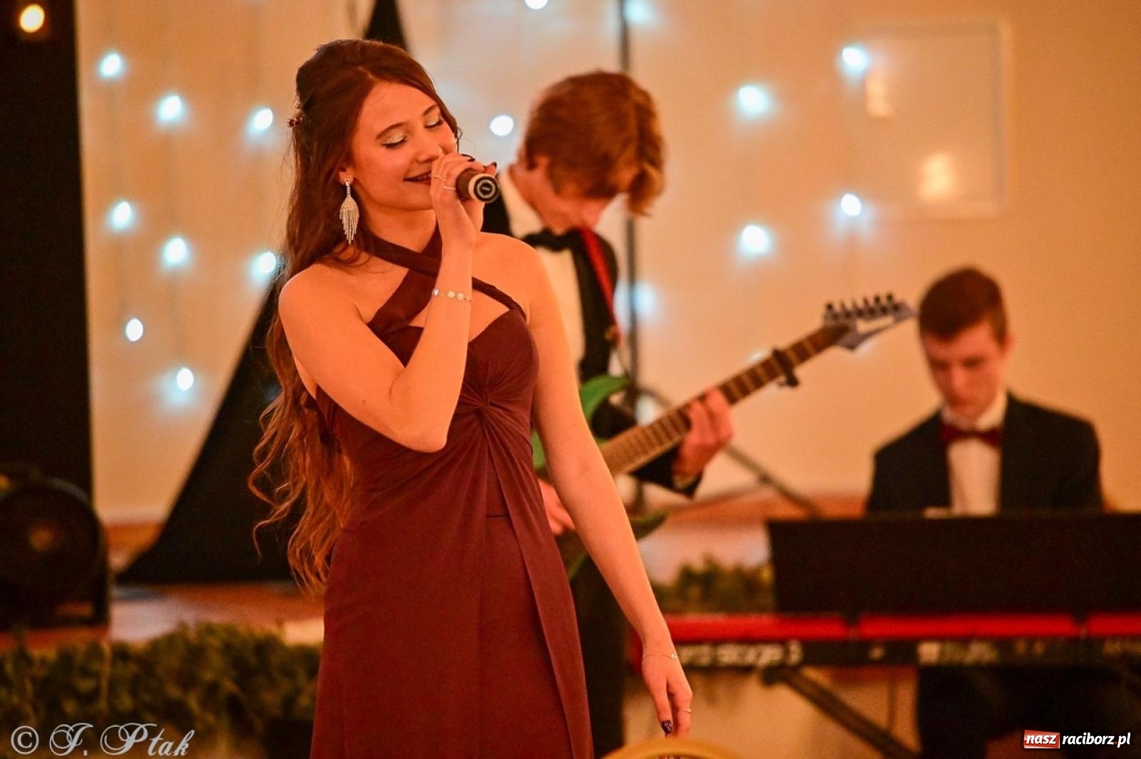 Zdjęcie w galerii na portalu naszraciborz.pl: Studniówka II LO w Raciborzu na bis: polonez, humor i tradycja [FOTO] wiadomości z regionu