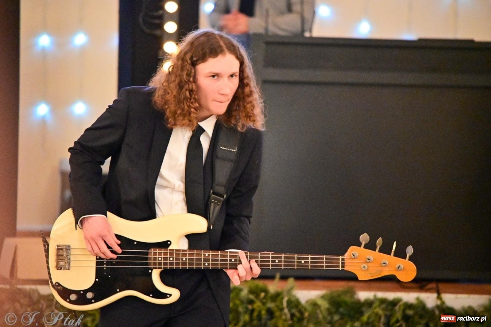 Zdjęcie w galerii na portalu naszraciborz.pl: Studniówka II LO w Raciborzu na bis: polonez, humor i tradycja [FOTO] wiadomości z regionu