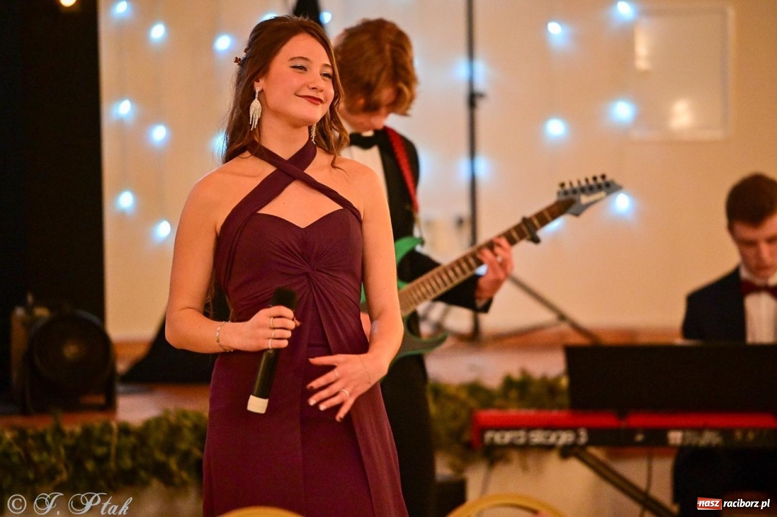 Zdjęcie w galerii na portalu naszraciborz.pl: Studniówka II LO w Raciborzu na bis: polonez, humor i tradycja [FOTO] wiadomości z regionu